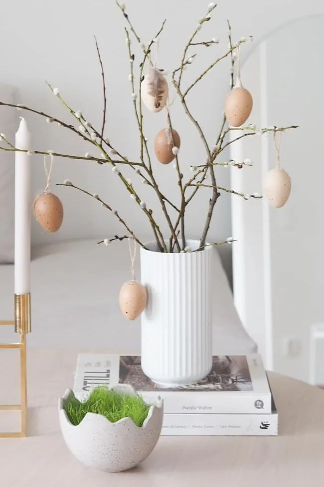 Pääsiäiskoriste: Tässä näet Instagram-profiilin @arkeniestetiikkaa pääsiäiskoristeen, joka koostuu Audo Copenhagenin Kubus-kynttilänjalasta, Happy Easter -kulhosta ja valkoisesta Lyngby-maljakosta, jossa on keväisiä oksia.
