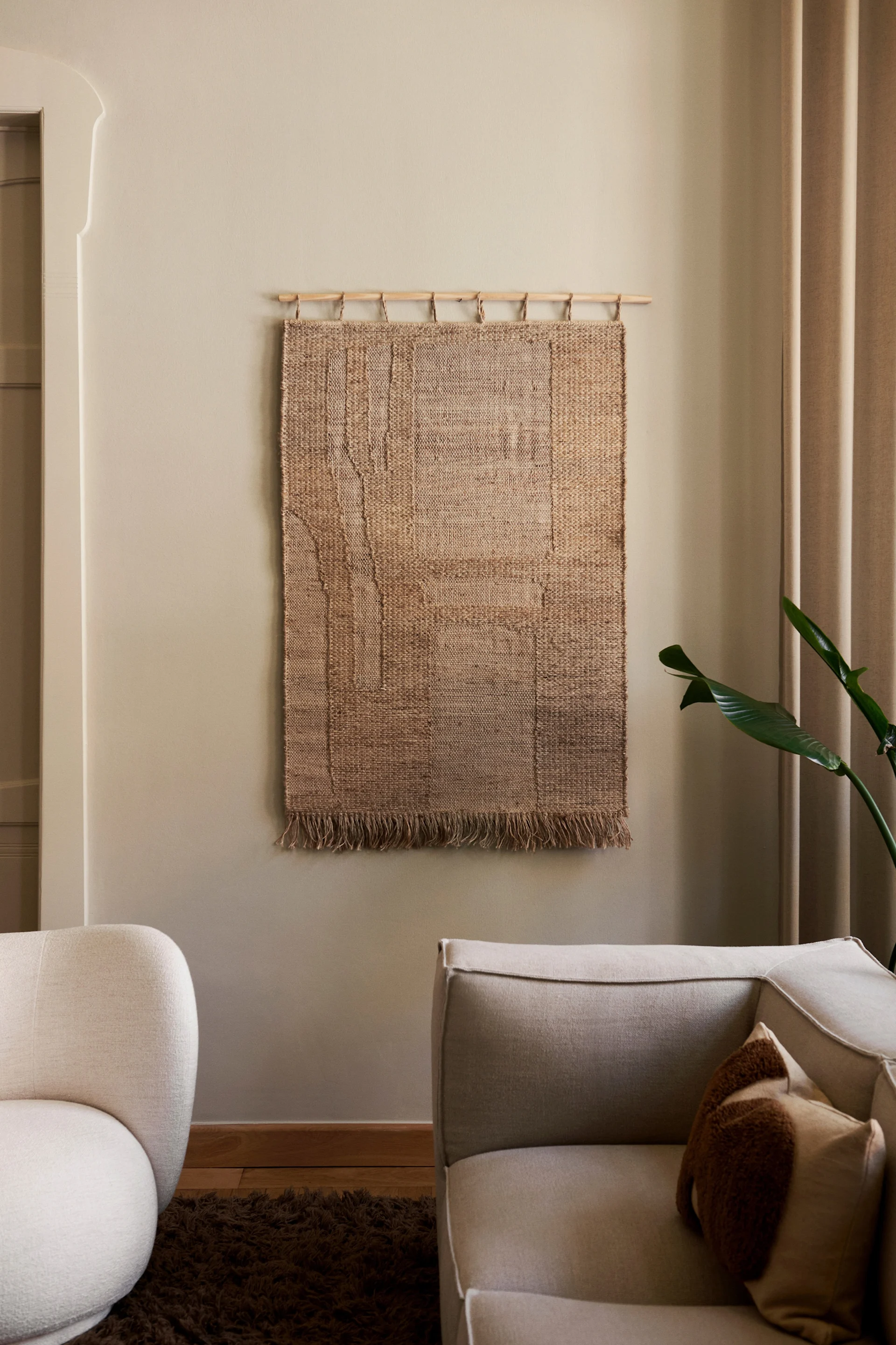 Koristele seinä Ferm Livingin Harvest-seinäkoristeella, joka tässä roikkuu olohuoneessa neutraalilla seinällä.