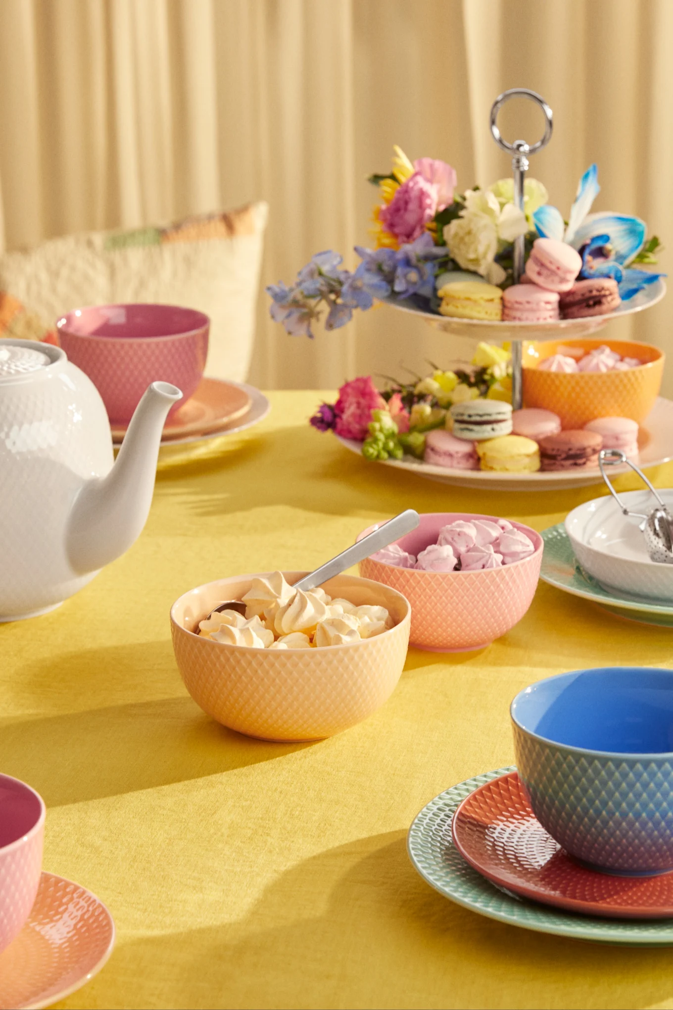 Lyngby Porcelaenin Rhombe-malliston astioilla katettu värikäs pöytä sopii täydellisesti pääsiäiseen.