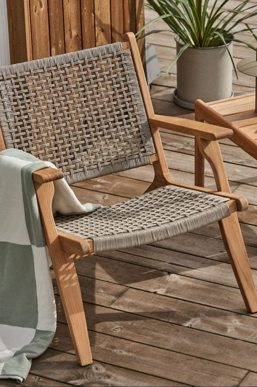 Sandvik-nojatuoli merkiltä 1898 kuuluu ehdottomasti puutarhakalustetrendeihin 2025 materiaaliseoksellaan, jossa yhdistyvät tiikkipuu ja polypropeeni.