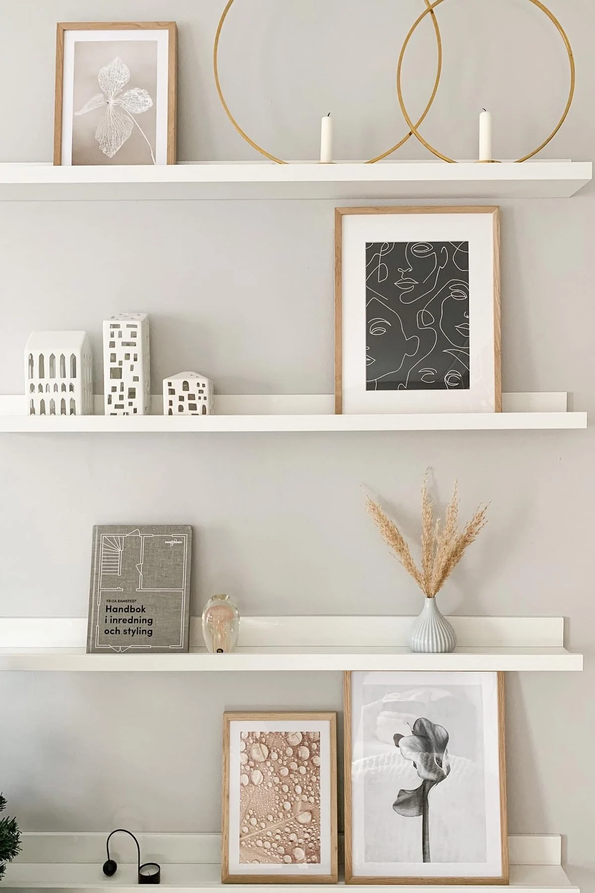 Pyöreä ERNST-maljakko kirjapinon päällä on klassinen skandinaavisen pelkistetyn sisustustyylin klassikko. 