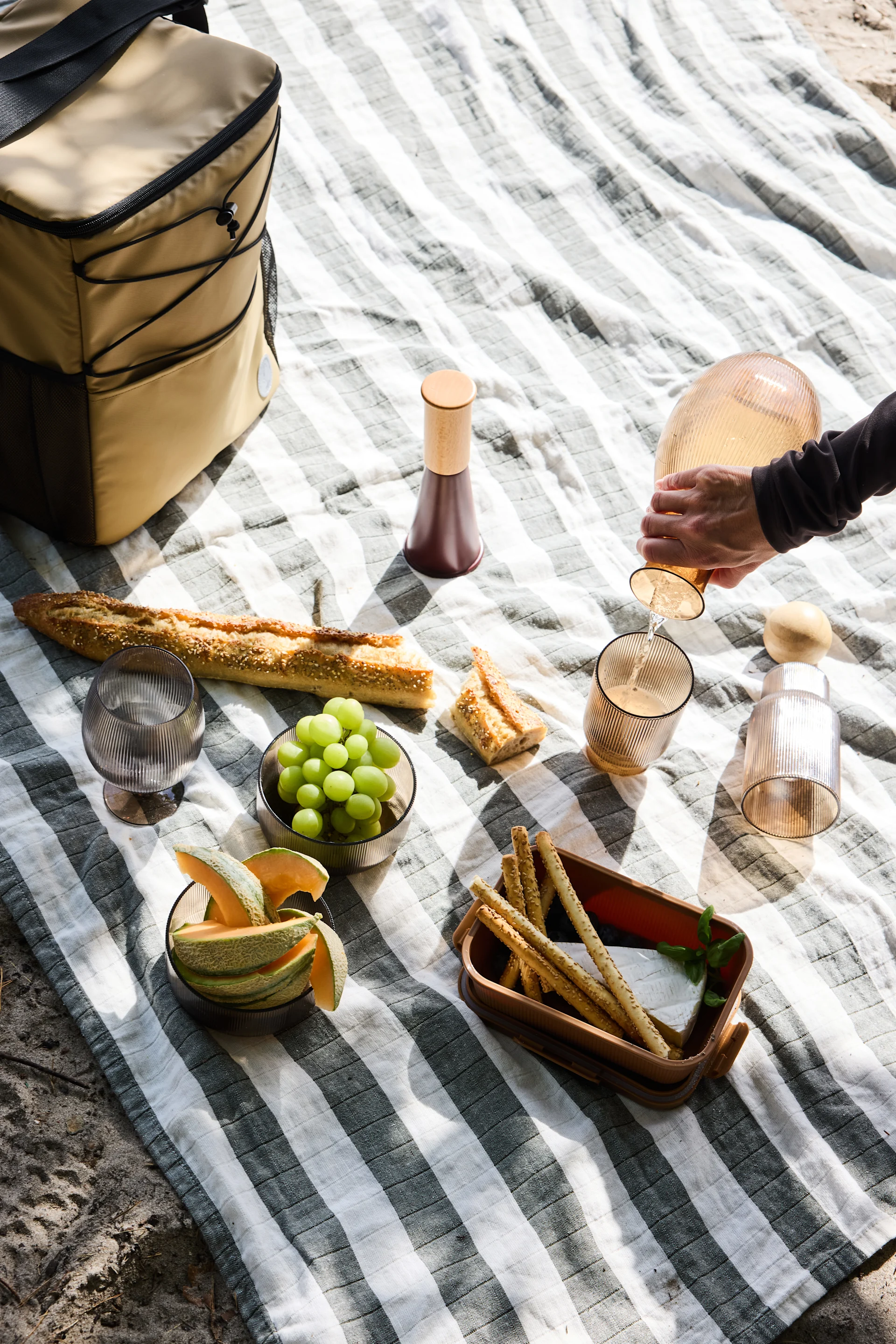 Järjestä piknik ystävänpäivänä ja lahjoita siihen tarvittavat tarvikkeet. Tässä on hedelmiä, leipää ja erilaisia juomia Sagaformin piknikpeitolla.