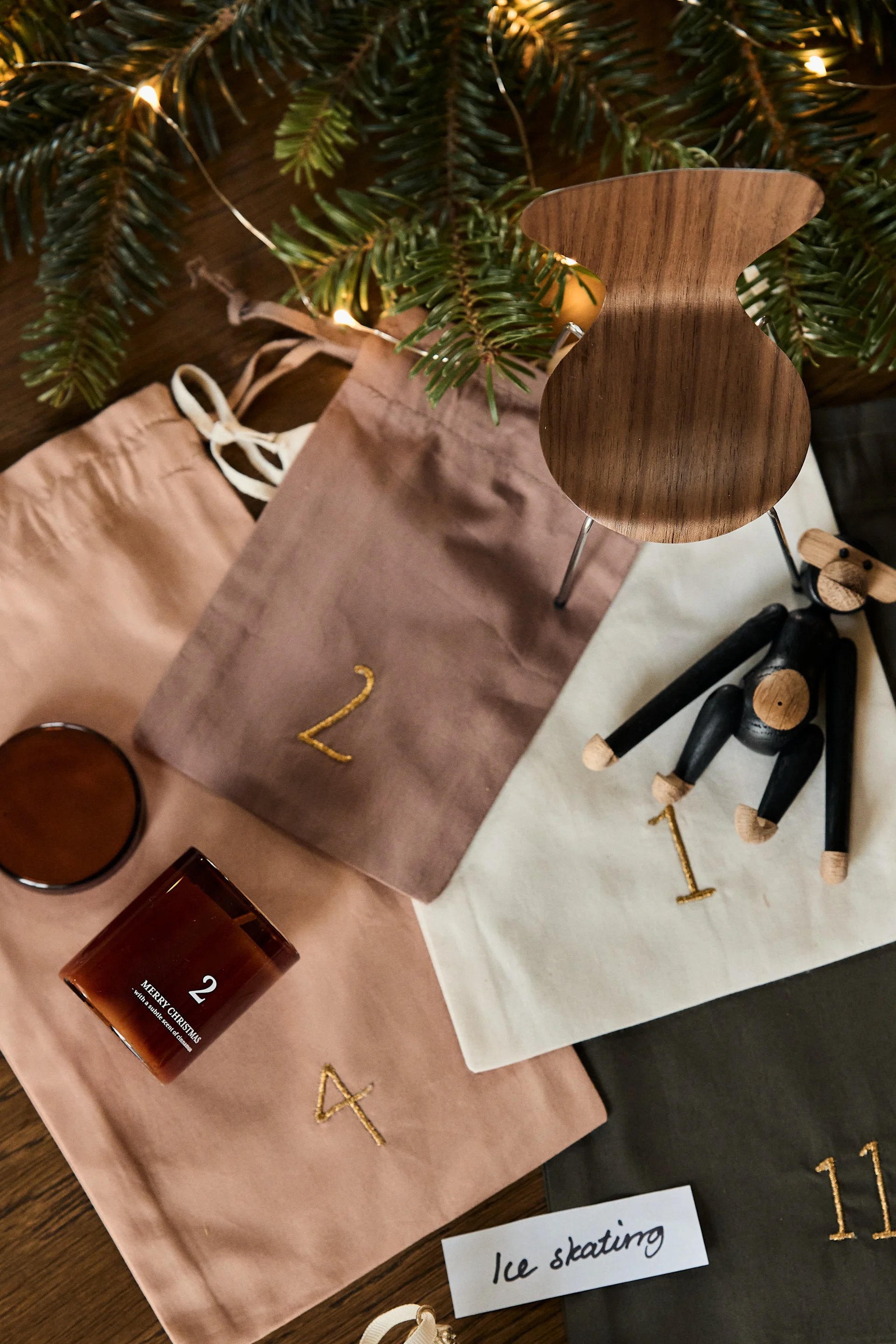 Käytä ferm LIVINGin joulun lähtölaskenta -joulukalenteria ja täytä se design-klassikoilla, kuten Kay Bojesenin apinalla, tuoksukynttilöillä tai jouluripustuksilla.