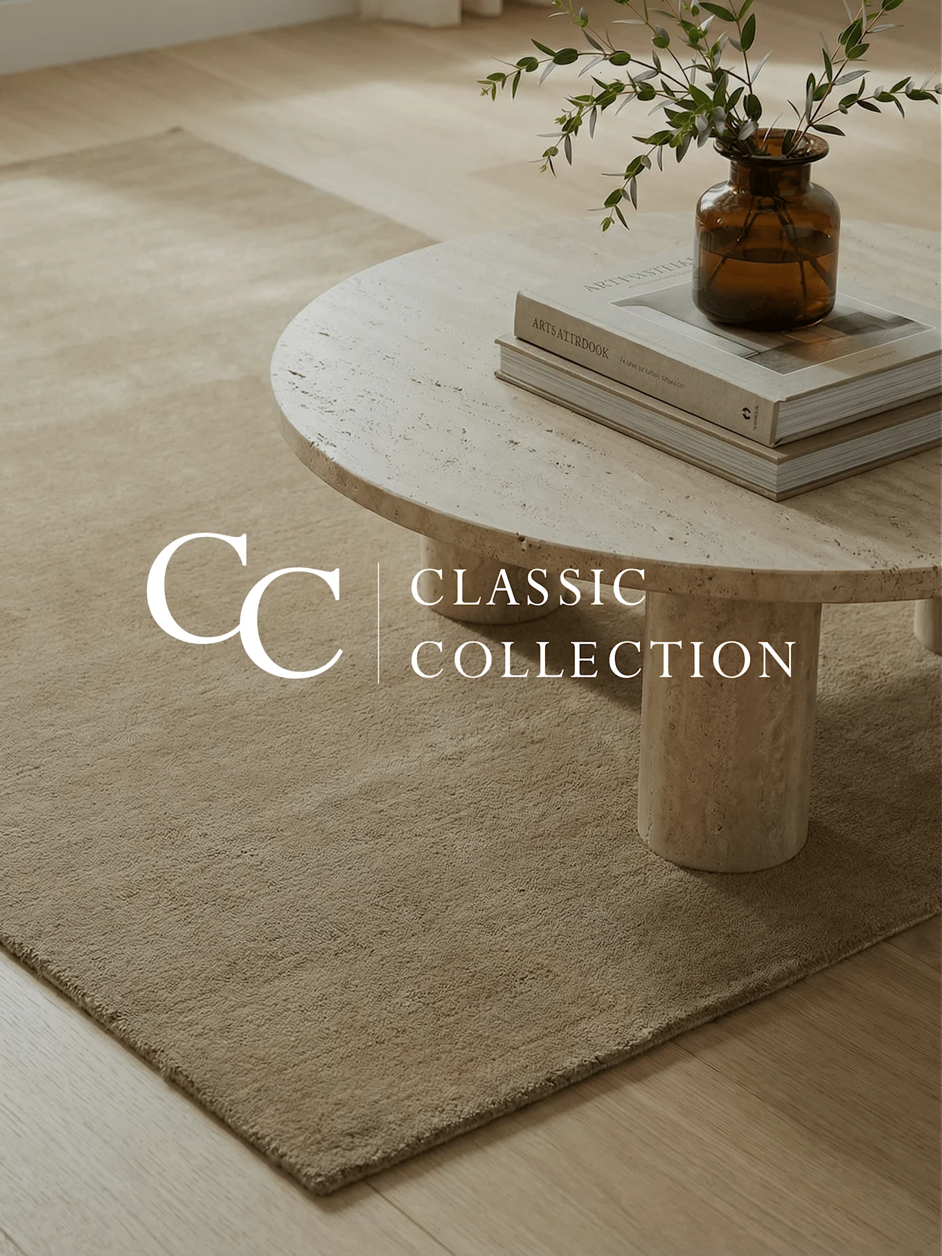 Vaaleanruskea matto puulattialla, travertiininen sohvapöytä, jolla kirjoja ja maljakko vihreine oksineen. Teksti: 'CC CLASSIC COLLECTION'.