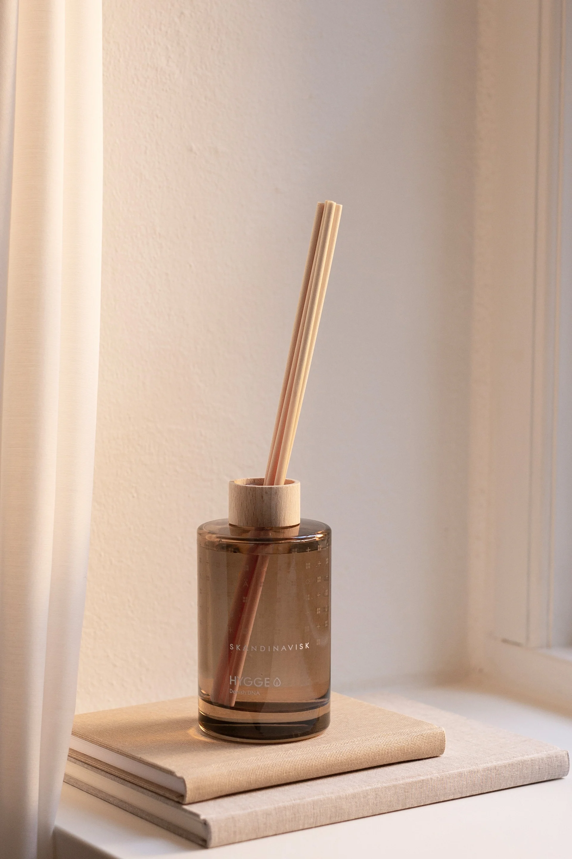 Miellyttävä tuoksu kuuluu myös feng shui -makuuhuoneeseen. Tässä Skandinaviskin Hygge-tuoksupalat ovat kahden kirjan päällä ikkunalaudalla.