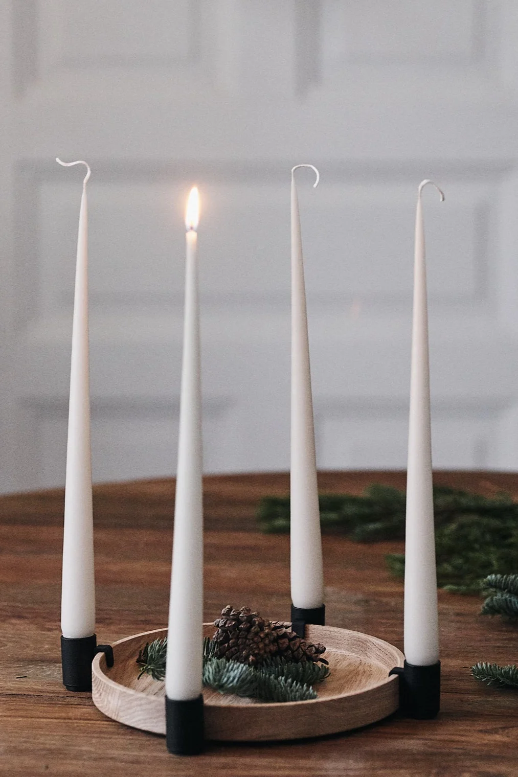 Koristele perinteisillä skandinaavisilla joulukoristeilla – Applicatan Luna-kynttilänjalka sopii täydellisesti minimalistiseksi adventtiseppeleeksi. Kiinnikkeet ovat säädettävissä, joten voit sijoittaa kynttilät juuri haluamallasi tavalla.