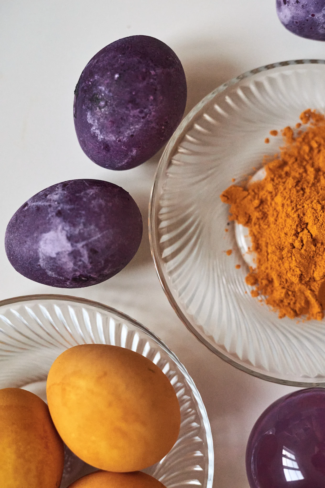 Ihana väritulos kurkumalla ja mustikoilla - koristele värikkäillä pääsiäismunilla.