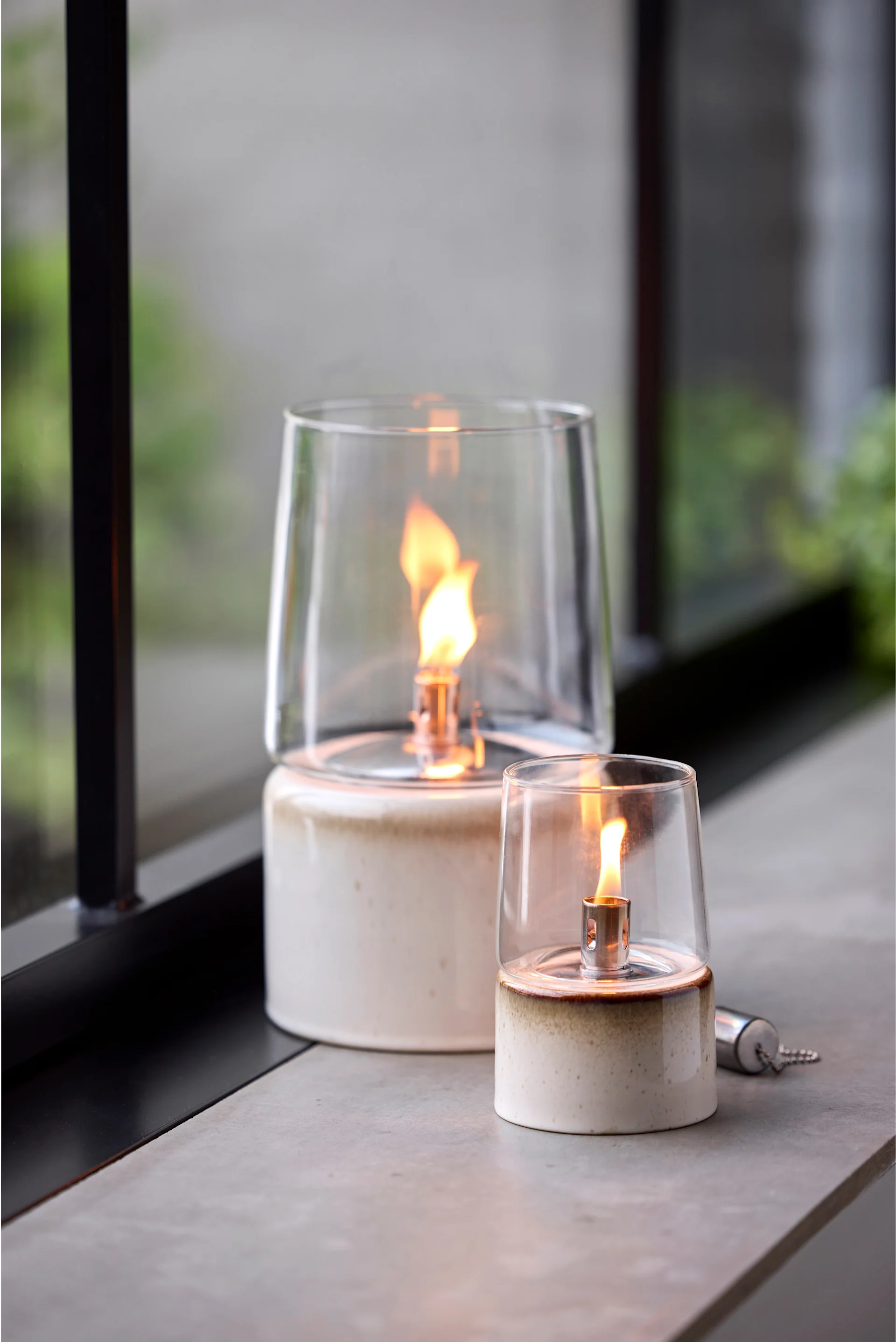 Aseta lyhdyt ja tuulivalot ulos parvekkeelle, terassille tai puutarhaan, esimerkiksi tyylikäs Steltonin öljylamppu.