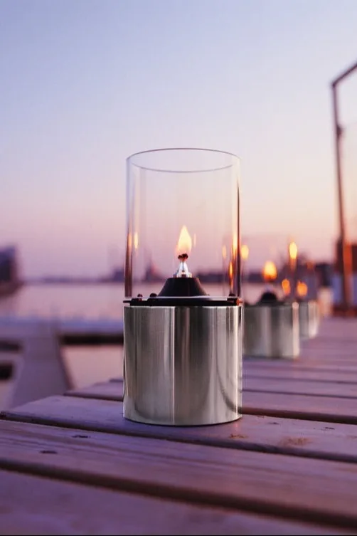 Aseta lyhdyt ja tuulivalot ulos parvekkeelle, terassille tai puutarhaan, esimerkiksi tyylikäs Steltonin öljylamppu.