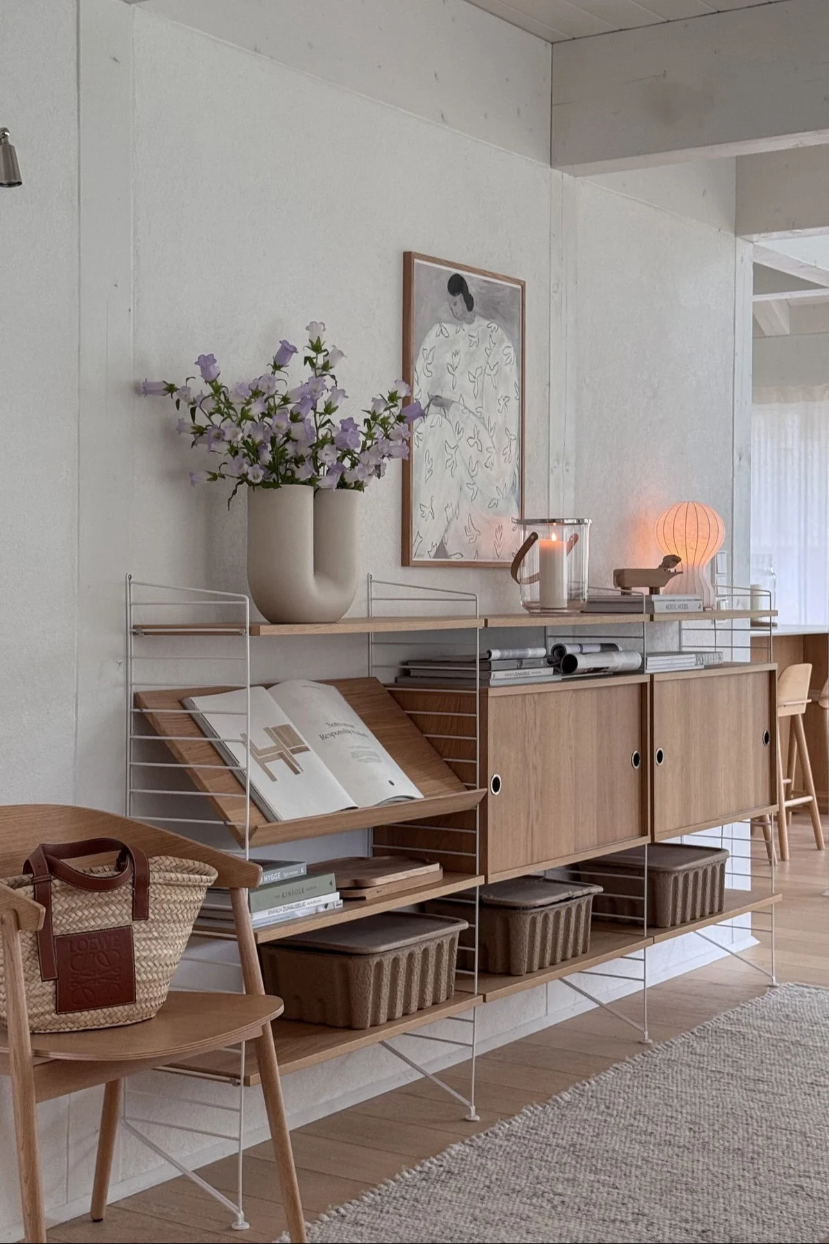 Syksyn 2025 designtrendit: String-hyllyjärjestelmä on joustava ja näkyy tässä @zuhauseligin kodissa, jossa se on koristeltu maljakoilla ja pöytälamppuilla.