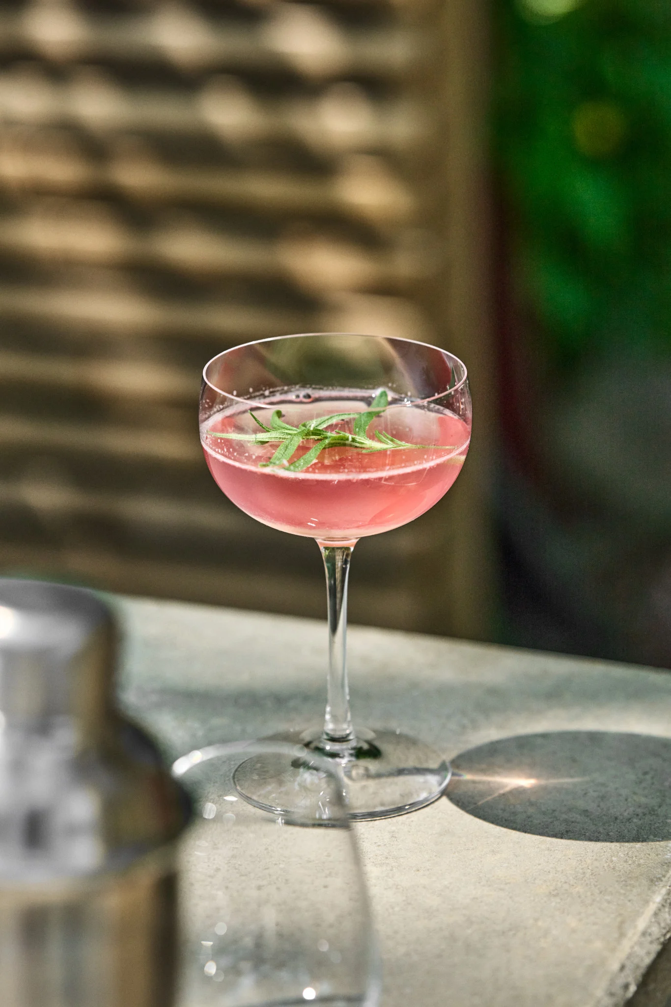 Löydä yksinkertaisia kesäkoktailreseptejä, kuten tässä Orreforsin cocktail-lasissa näkyvä raparperimocktail.
