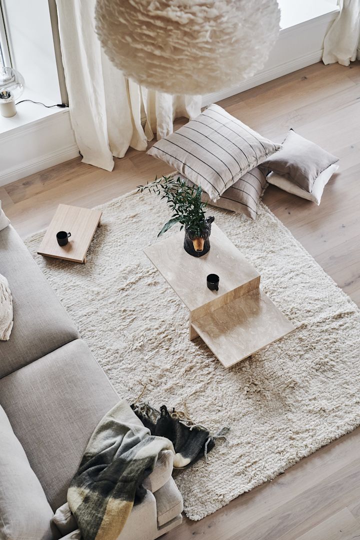 Aseta olohuoneeseesi Scandi Livingin valkoinen, kodikas Cozy-matto.