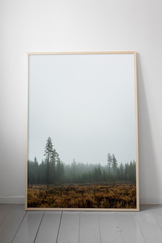 Fine Little Day Forest -juliste tuo luonnon kotiisi ja auttaa sinua luomaan rauhallisen kodin tämän vuoden sisustuksen mukaisesti.