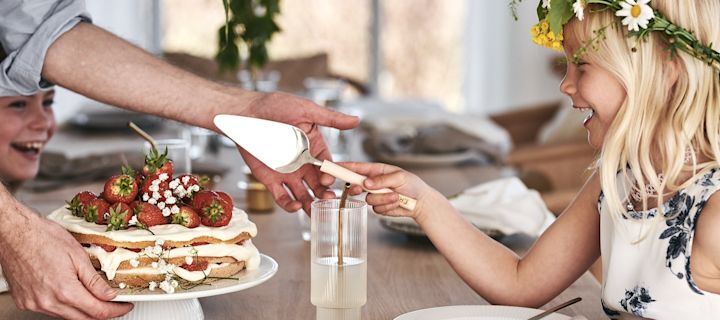Nauti aidosta juhannusjuhlasta, sinivalkoiset pöydänkoristeet ovat perinteisiä, kuten merkin Scandi Living Havspil-kulho täynnä mansikoita.