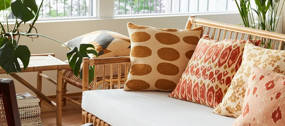 Boho-sisustus: Chhatwal&Jonssonin tyynyt sohvalla.