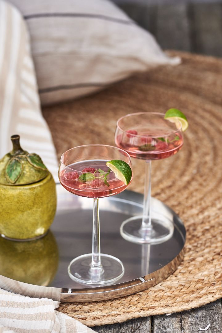 Jos haluat yksinkertaisen ja virkistävän kesäjuoman, kokeile giniä ja vadelmamehua, koristele sitruunamelissalla ja tuoreilla vadelmilla ja tarjoile Iittalan Essence-cocktaililasissa.
