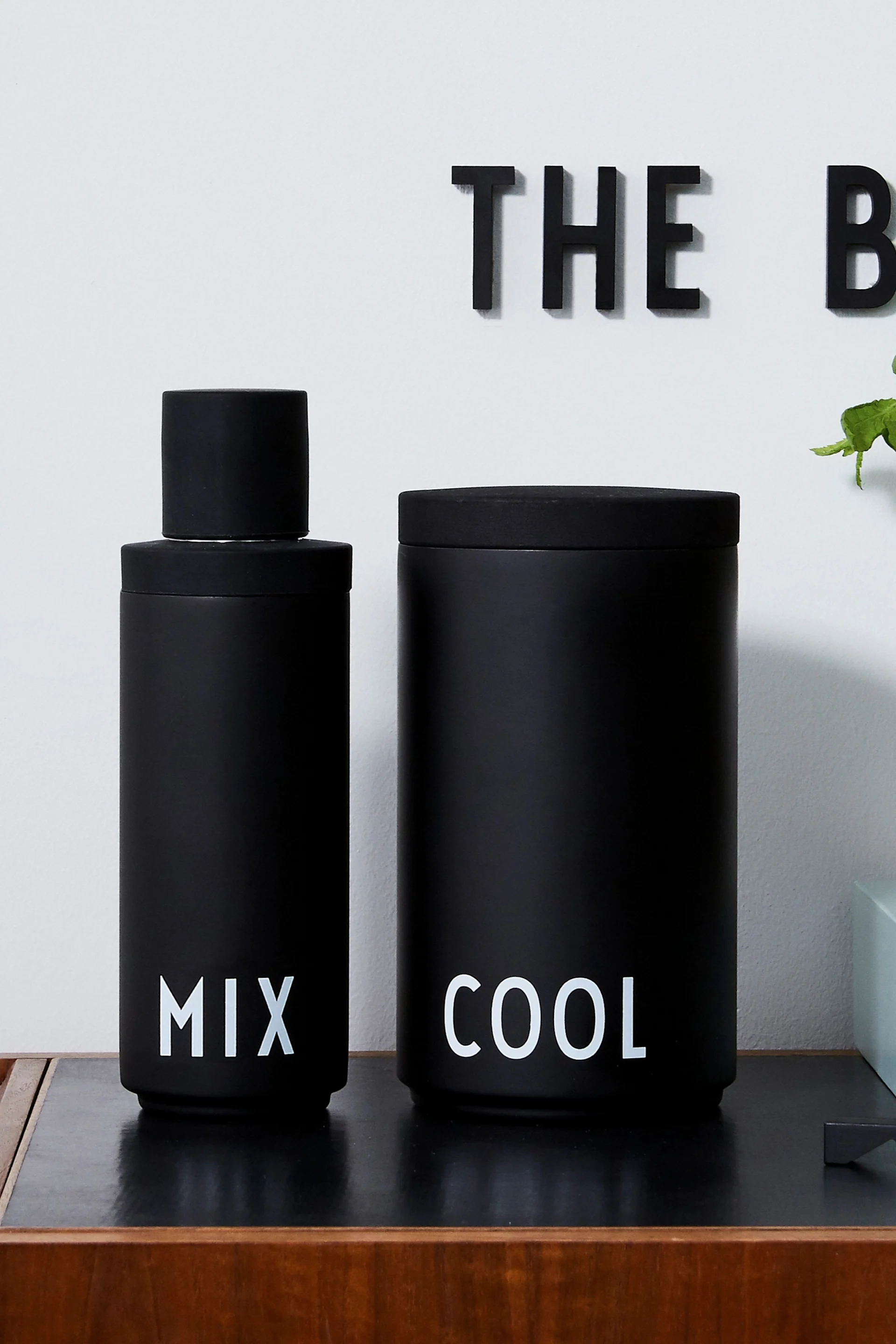 Parhaiden cocktailien valmistamiseen tarvitset oikeat baaritarvikkeet. Tässä näet Design Lettersin tarvikkeet. 