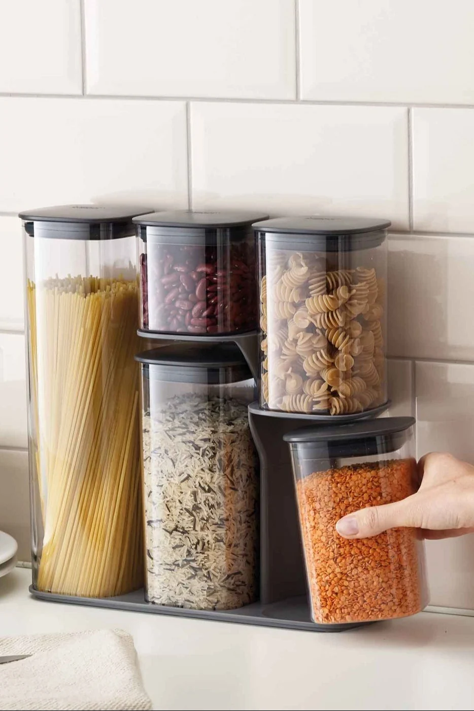 Joseph Josephin Podium-malliston purkeissa voit säilyttää pastaa ja linssejä ja järjestää ruokakomerosi helposti.