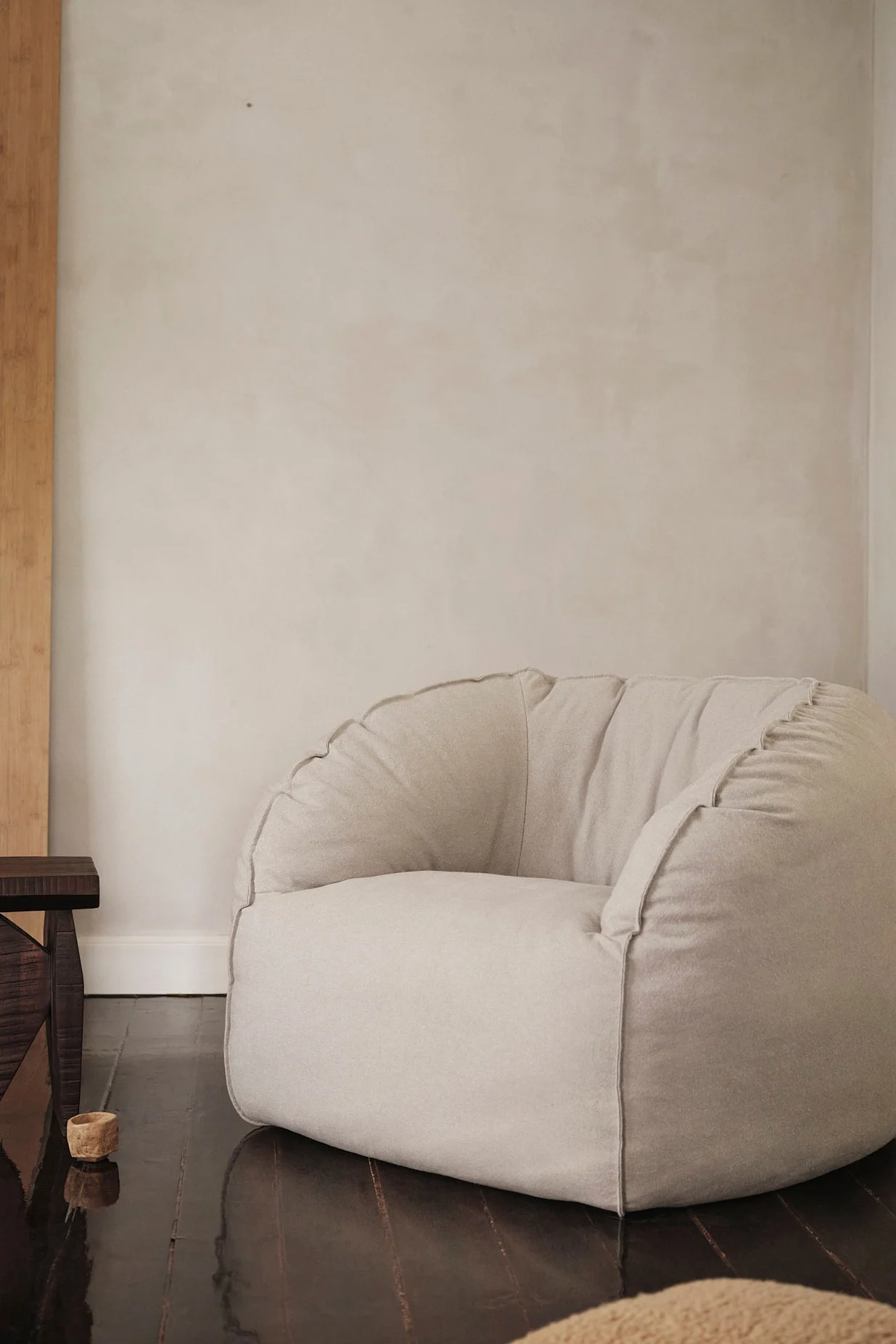 Nesten-nojatuoli on ferm LIVINGin syleilevä, muhkea nojatuoli, joka sopii täydellisesti tämän vuoden skandinaavisiin sisustustrendeihin 2025. 