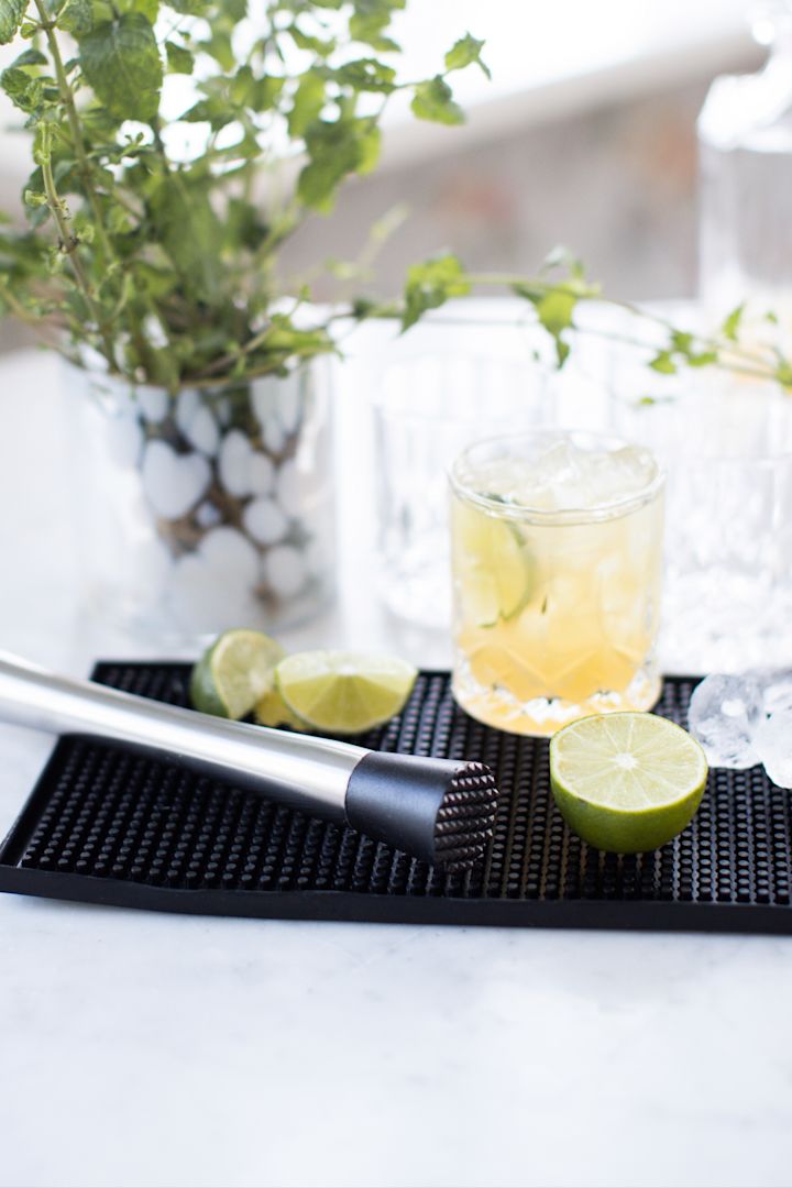 Mocktailit: Baarimatolla seisoo lime- ja ruskeasokerilla maustettu alkoholiton caipirinha.