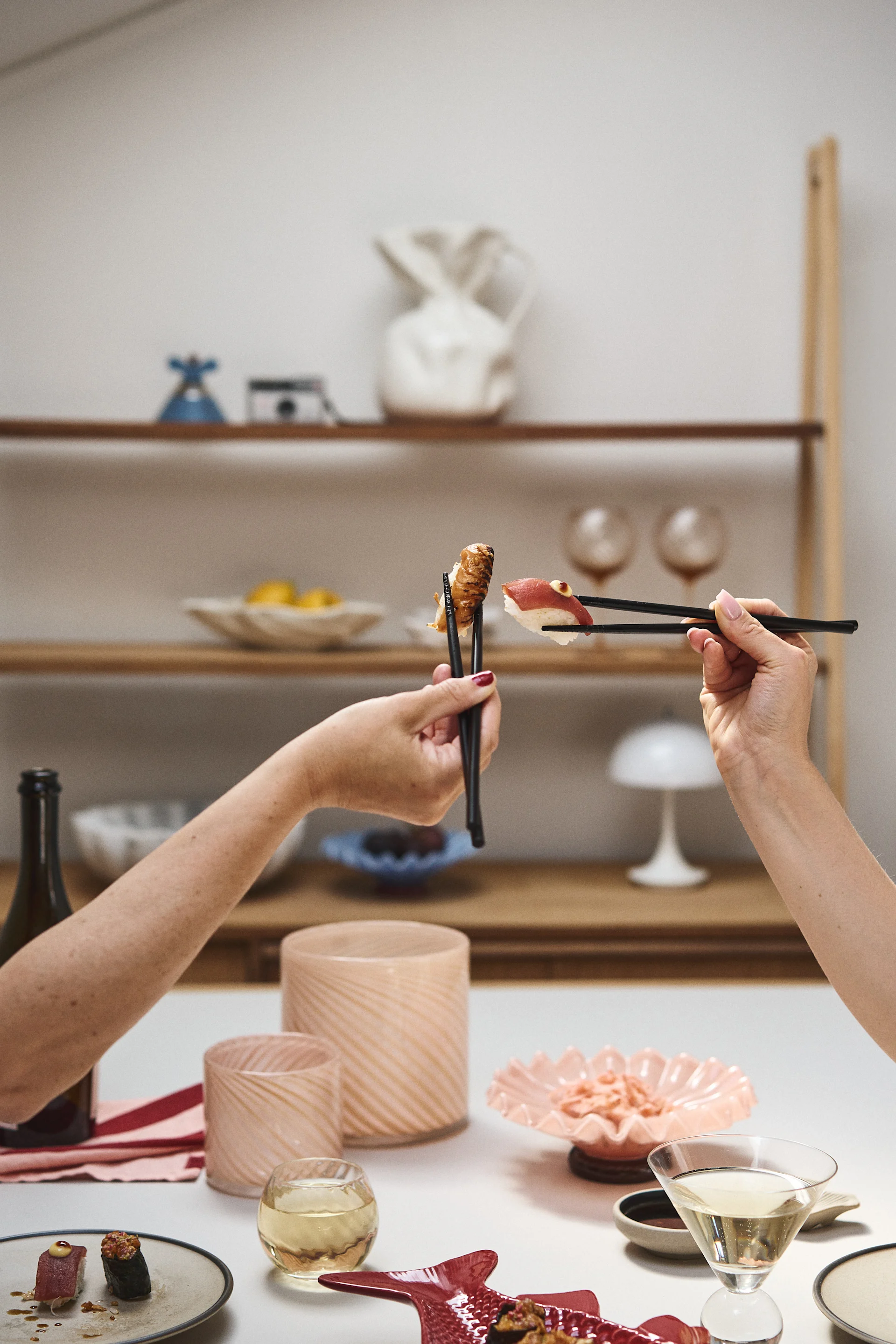 Byonista löydät kaiken, mitä tarvitset kattaaksesi pöydän herkullista sushi-illallista varten. Kirkkaasta lasista valmistetut maustelasit, kalanmuotoinen Kai-astia ja viihtyisät vaaleanpunaiset Calore-lyhdyt luovat tunnelmaa.