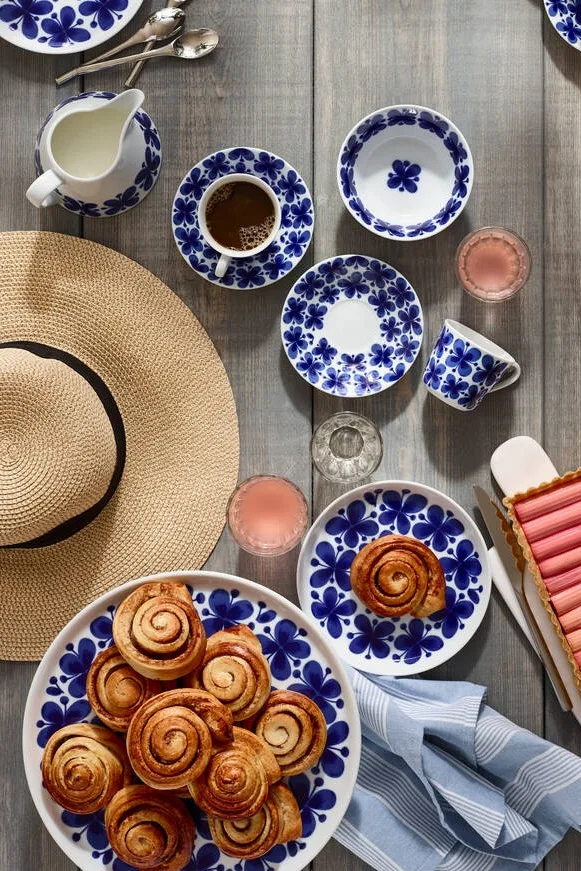 Ruotsalaiset kanelipullat ovat tunnetuin fika-leivonnainen jopa Ruotsin rajojen ulkopuolella. Tässä näet ne tarjoiltuna Rörstrandin Mon Ami -astiastolla kesähattuisen ulkopöydän ääressä.