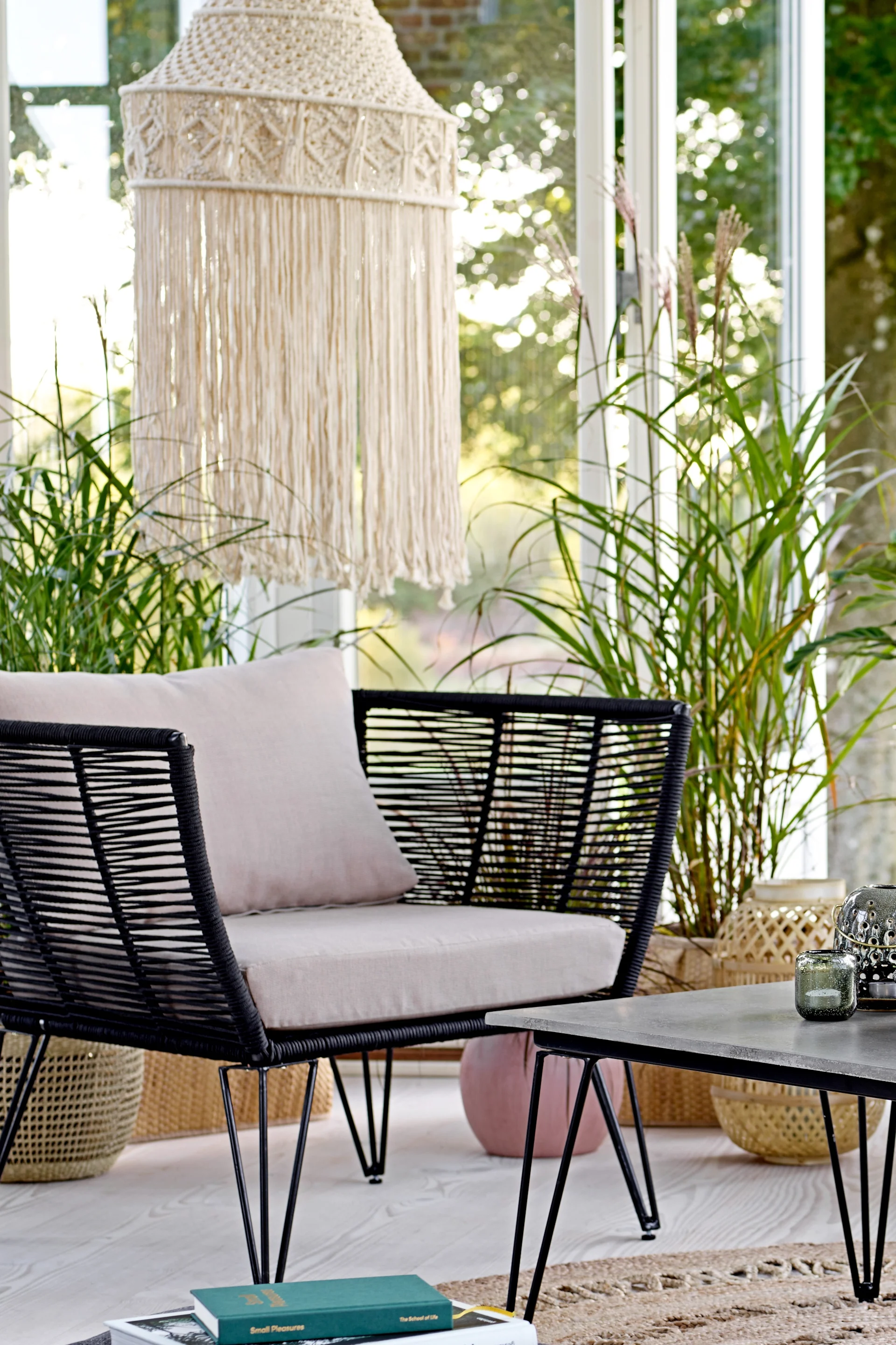 Bloomingvillen Mundo-lepotuoli sopii tyypilliseen boho-sisustukseen ja se on sijoitettu avoimeen oleskelutilaan.