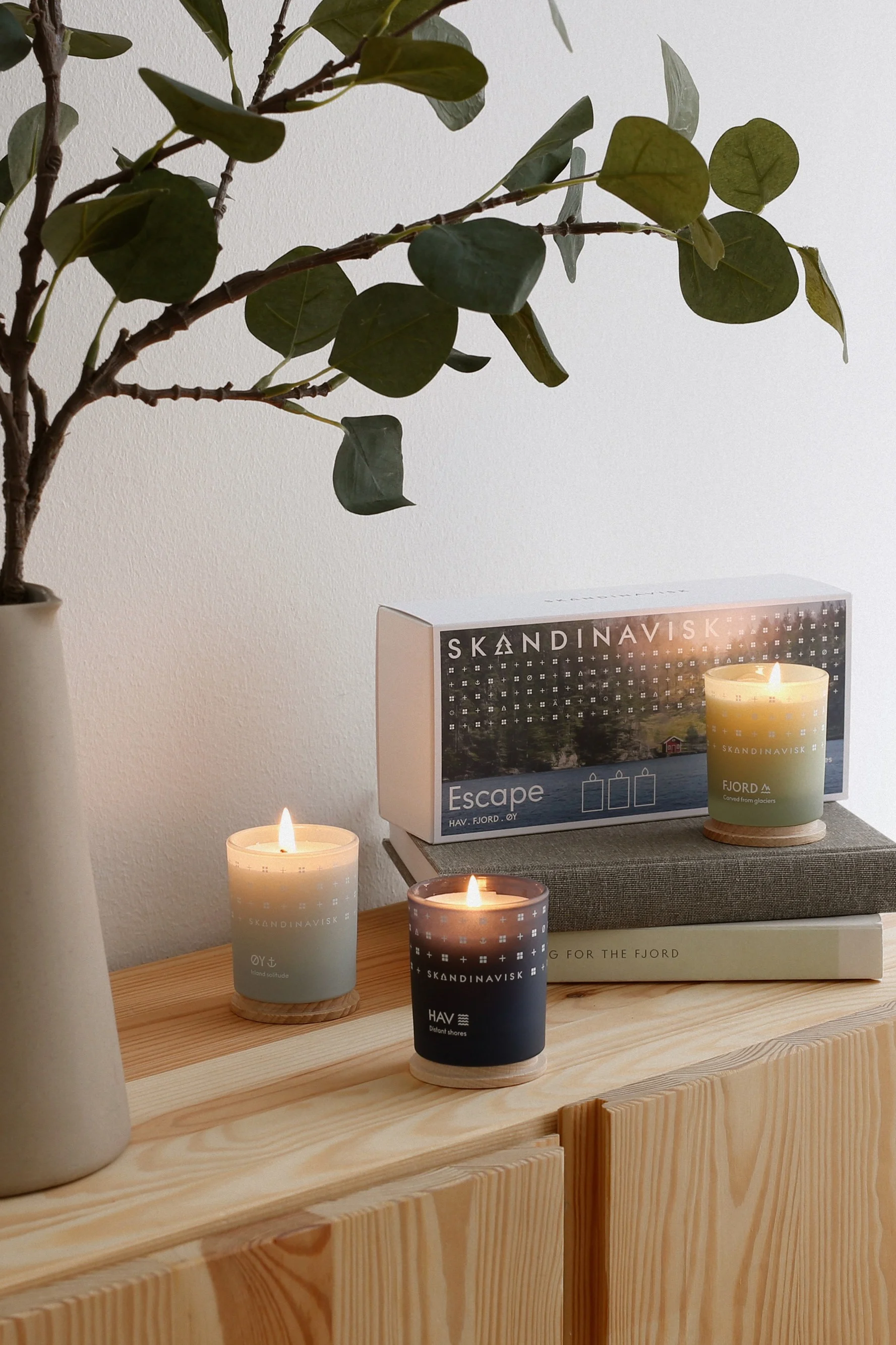 Äitienpäivälahjat: Skandinaviskin kolmiosainen Escape-lahjasetti on tässä kuvassa koristeellisesti puisen lipaston päällä.