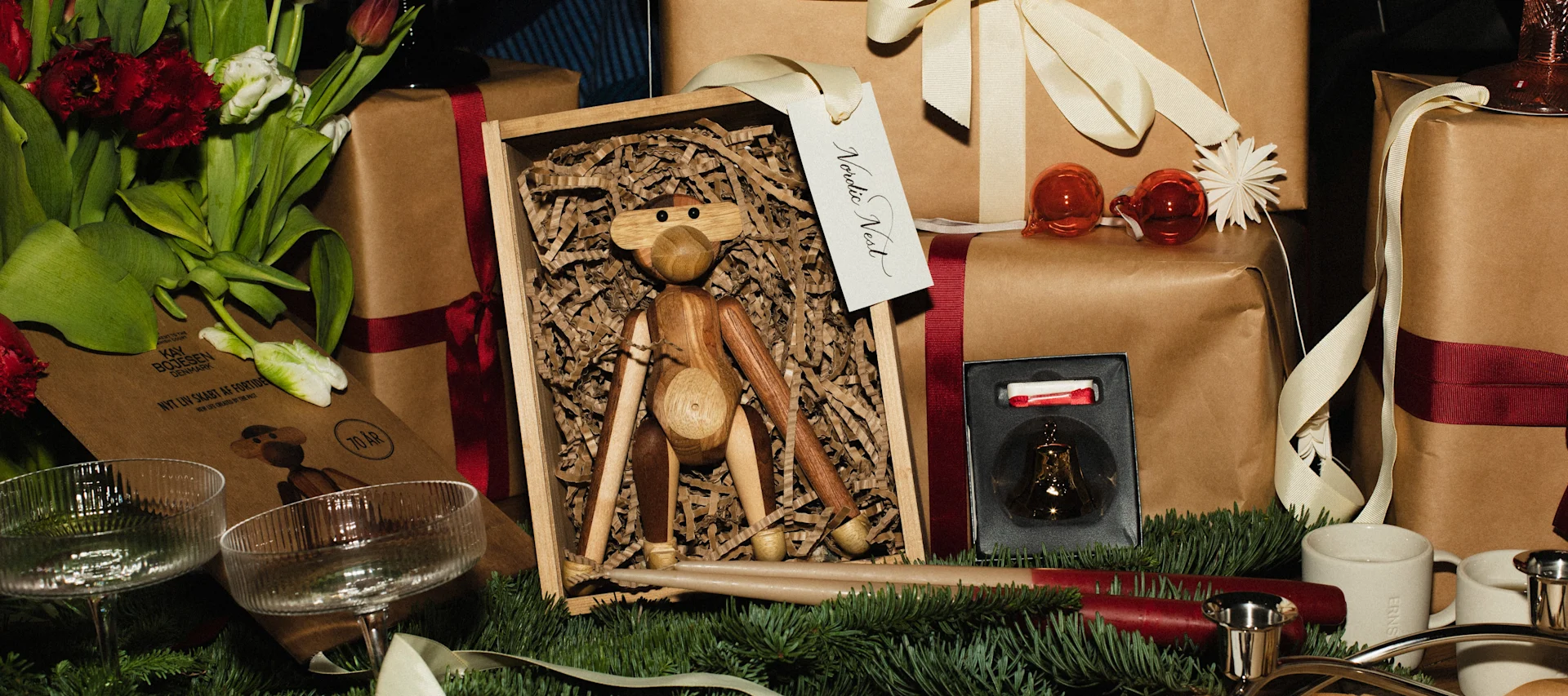 Joululahjaideoita kaikille, tässä näet Kay Bojesenin apinan muiden ruskeaan paperiin käärittyjen lahjojen kanssa.