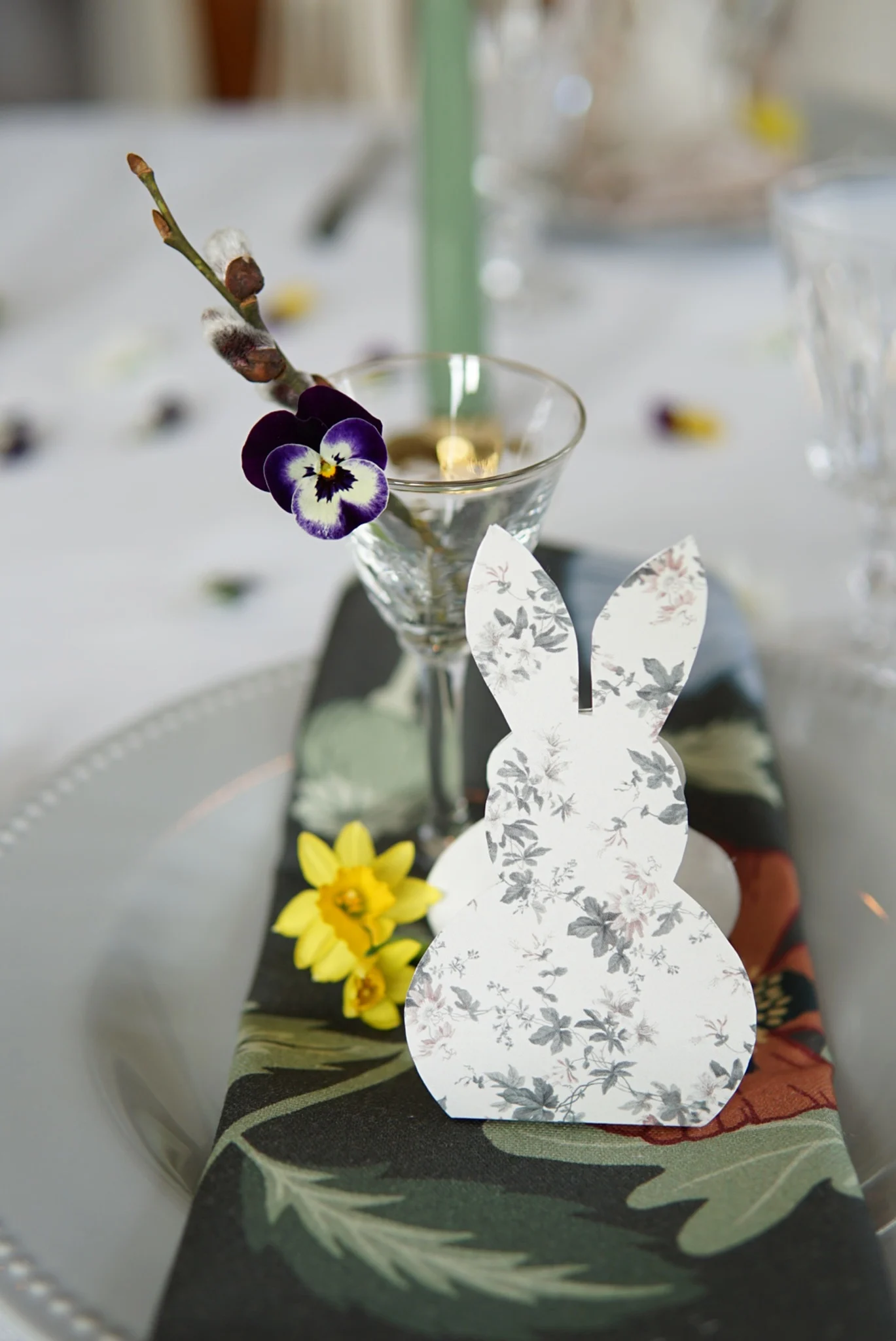 Söpö paperinen pääsiäispupu pääsiäispöydän koristeena @faggemala1912 Scandi Livingin Dots-malliston lautasella.
