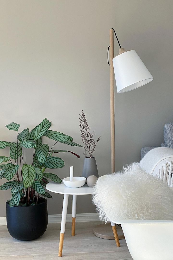 Klassista skandinaavista sisustustyyliä Instagram-profiilissa @bythun, jossa on Cooee Designin veistoksia ja Olsson & Jenssenin Carl-Johan-valaisin. 