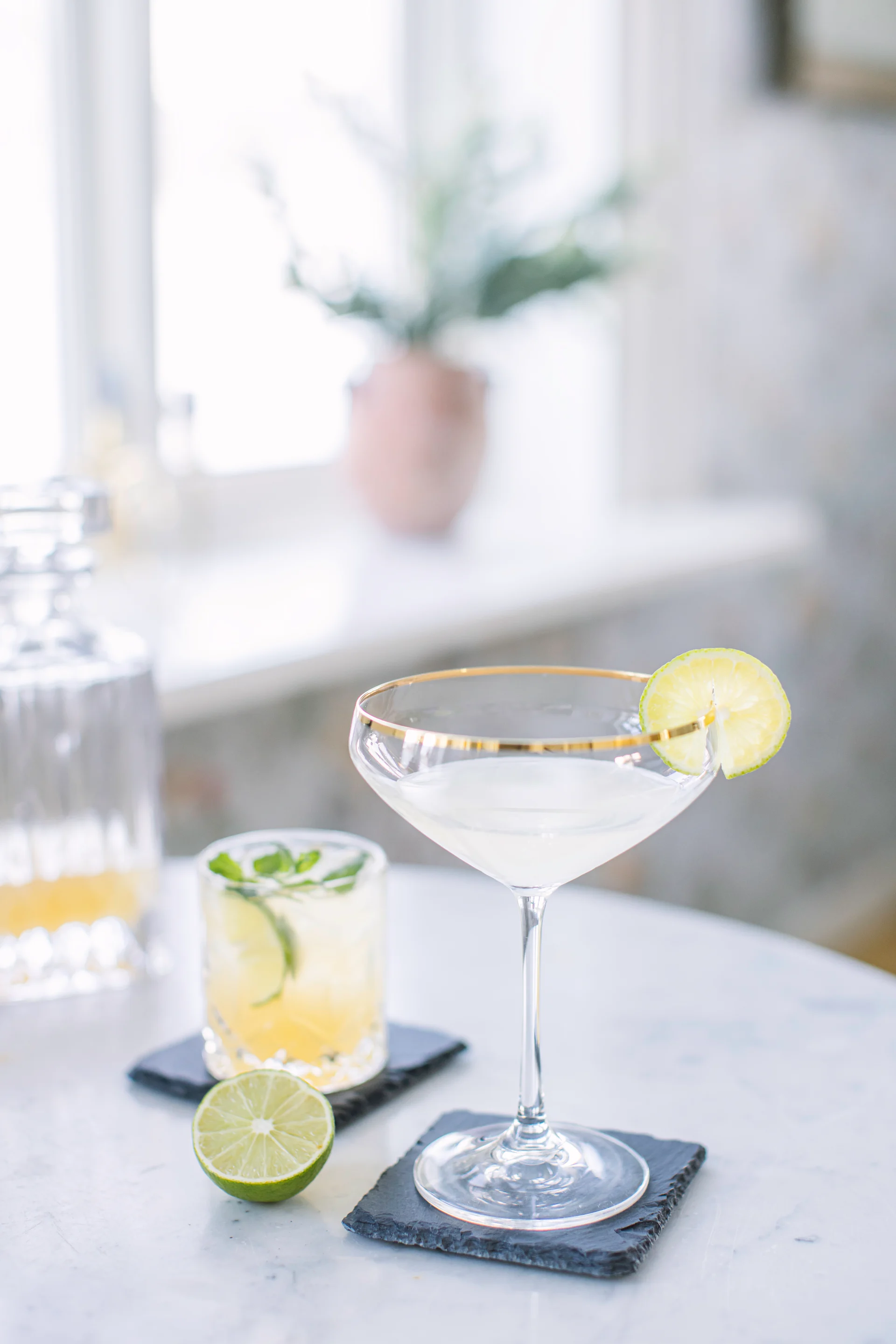 Tarjoile neitsytdaiquiri leveässä lasissa ja esimerkiksi Dorren Skiffer-lasinalusella.