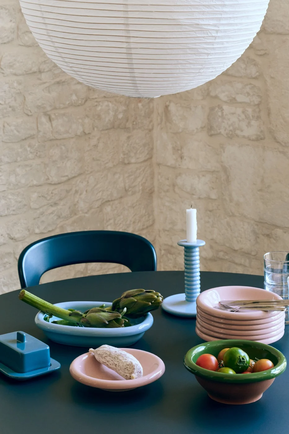 Pöytä, jossa on värikkäät posliiniastiat, jotka heijastavat vuoden 2026 sisustustrendejä.