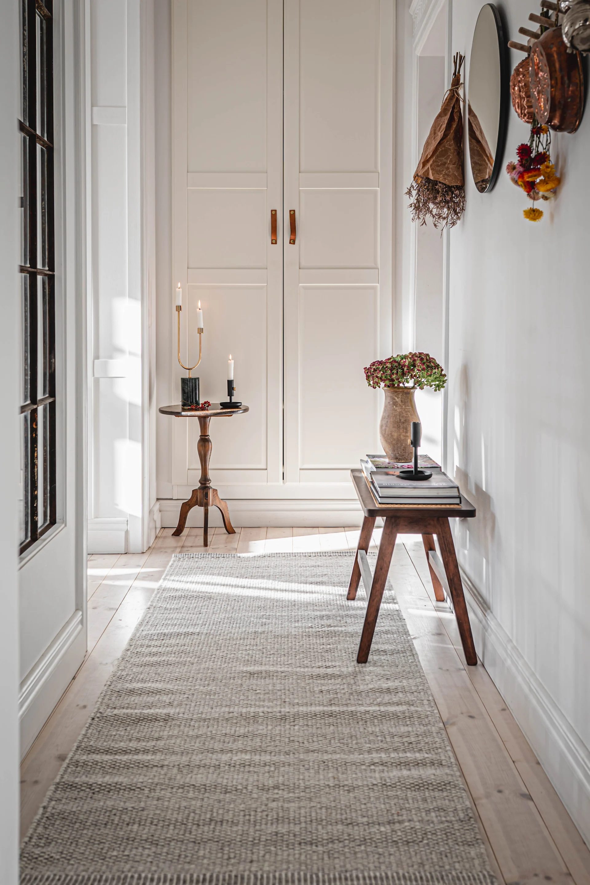 Miten sisustaa pieni eteinen - inspiraatiota @hannesmauritzsonilta, jossa Scandi Livingin pitkä, kapea ja kodikas matto luo tilaa ja viihtyisyyttä.