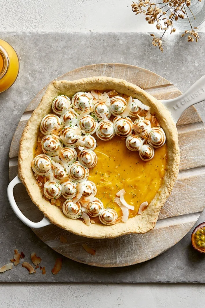 Le Creuset'n valkoisessa valurautapannussa valmistui houkuttelevan näköinen torttu.