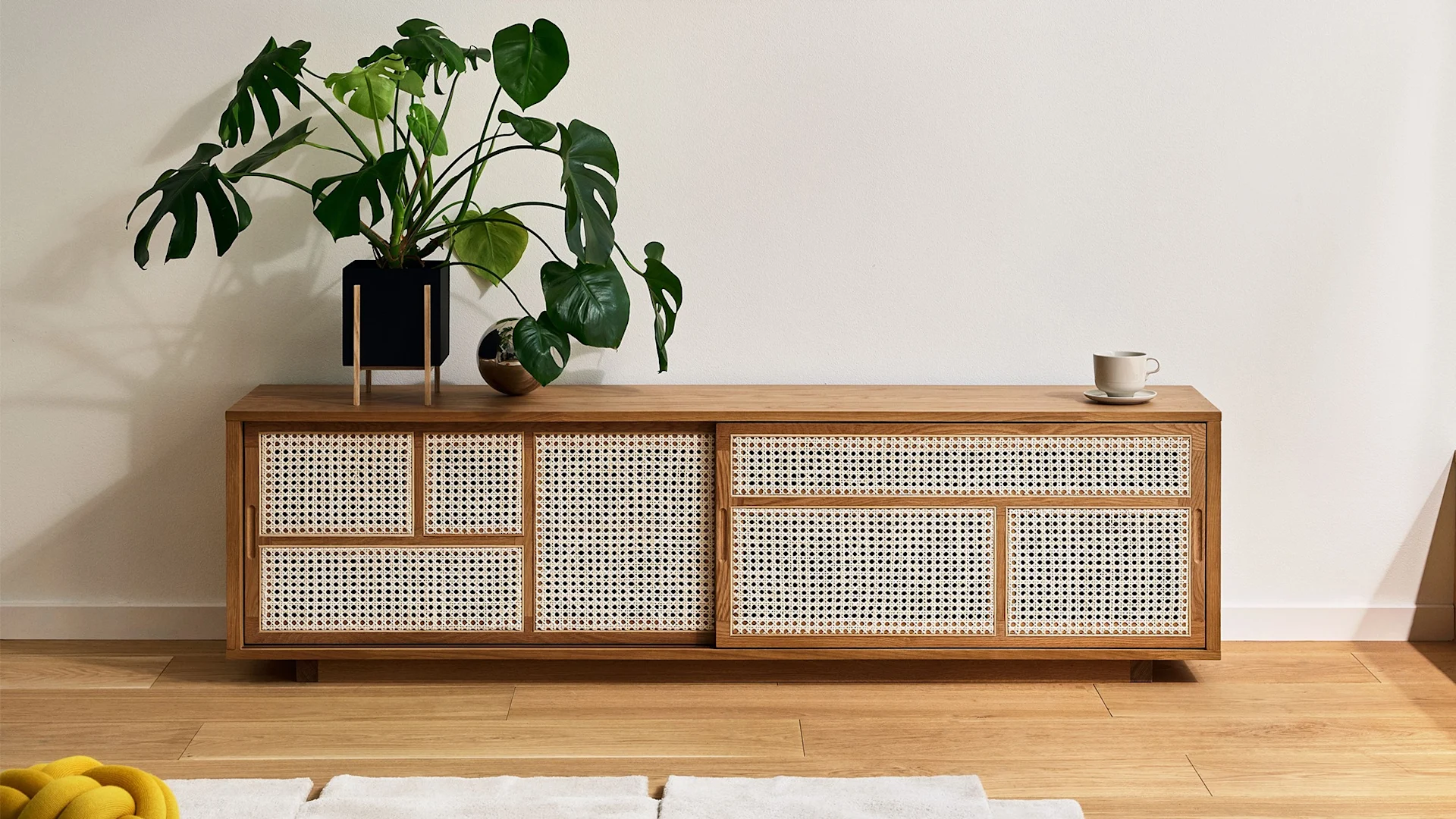 Design House Stockholmin Air-senkki on rattan-elementtien ansiosta täydellinen boho-sisustuselementti. Tässä se on koristeltu suurella kasvilla.