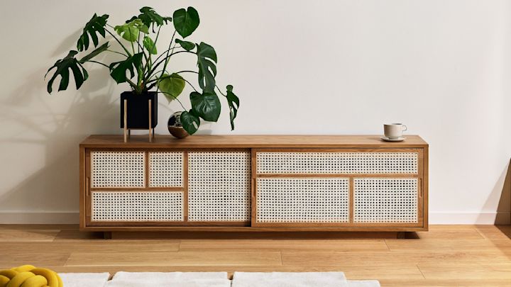 Design House Stockholmin Air-senkki on rattan-elementtien ansiosta täydellinen boho-sisustuselementti. Tässä se on koristeltu suurella kasvilla.