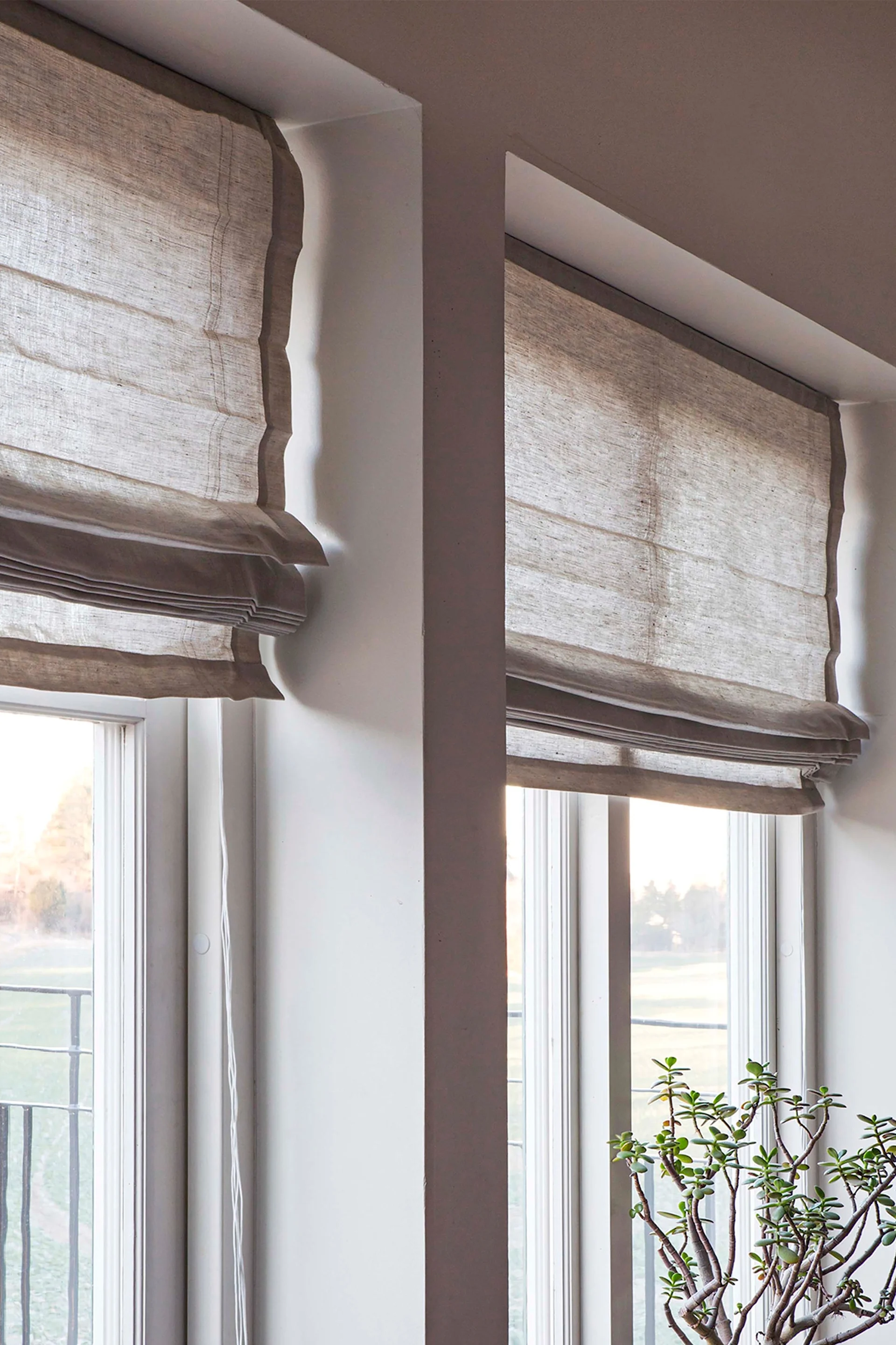 Feng Shui erottuu myös tekstiileistä. Tässä näet Himlan Ebba-rullaverhot kahdessa ikkunassa.