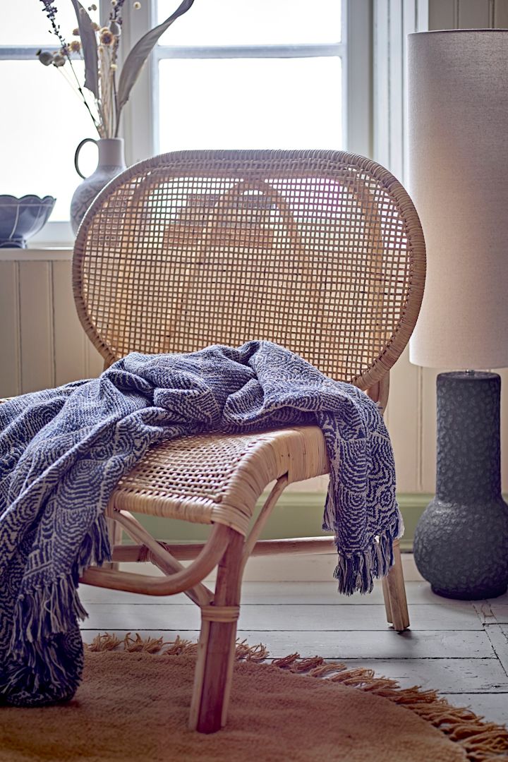 Boho-sisustus: Bloomingvillen kuviollinen Bresso-peitto rottinkituolilla.