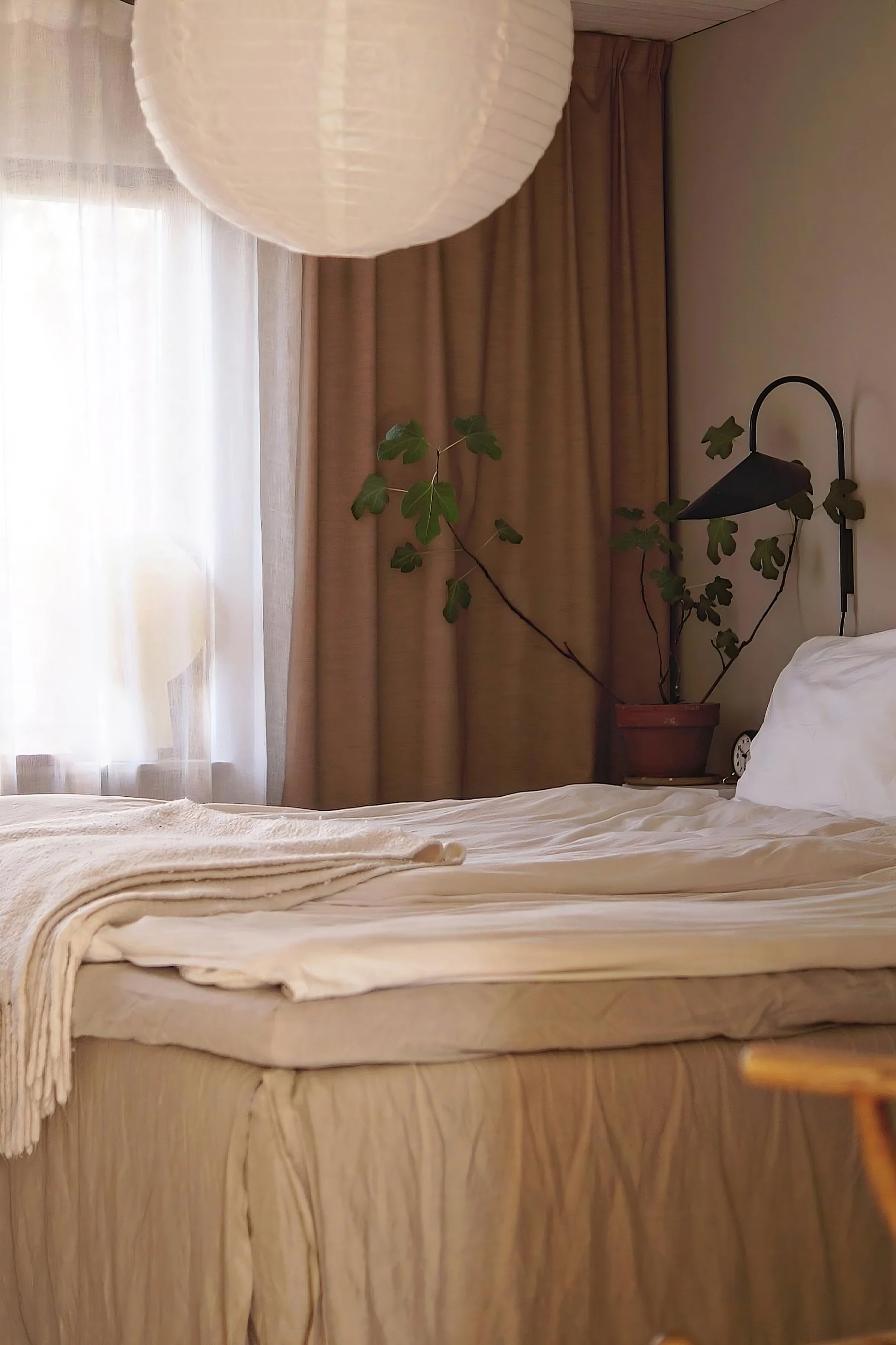 Lagom: @camillasrumin minimalistisesti sisustettu beige makuuhuone.