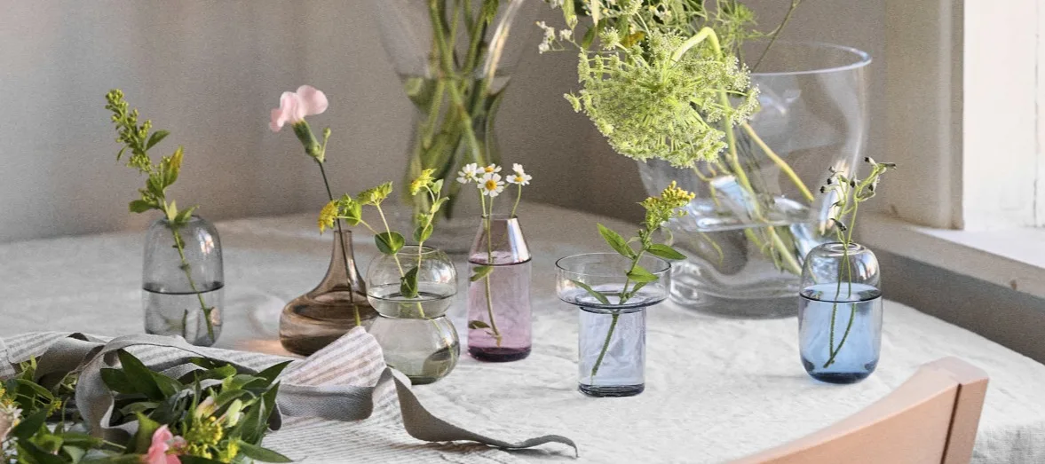 Kauniita luonnonkukkia merkin Orrefors Squeeze maljakoissa.