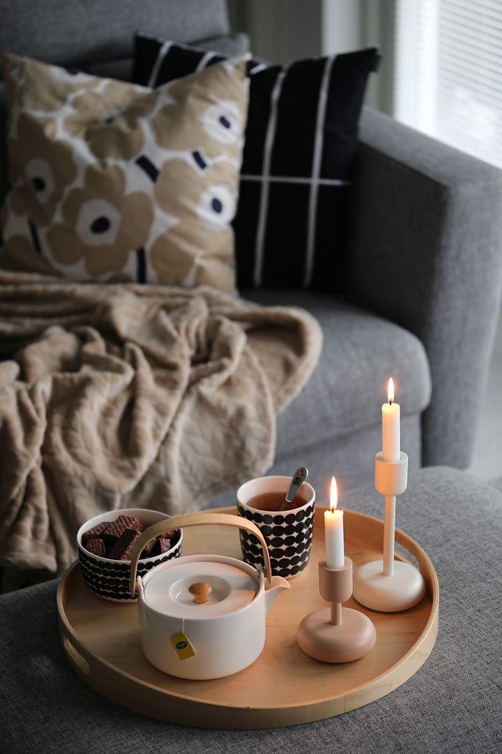 Luo viihtyisä hygge-olohuone ja kutsu ystäväsi kahville kanssasi. Nauti kupillinen teetä Audo Copenhagen Kettle -teekannusta. 