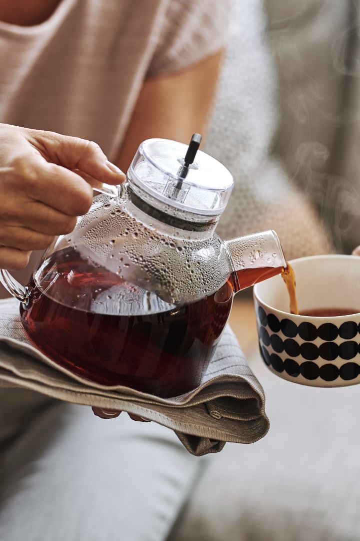 Luo viihtyisä hygge-olohuone ja kutsu ystäväsi kahville kanssasi. Nauti kupillinen teetä Audo Copenhagen Kettle -teekannusta. 