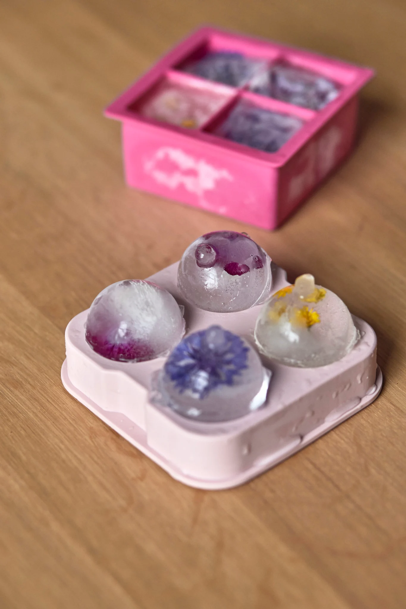 Jäädytä kukkia tai hedelmiä jääkuutio-muotteihin ja käytä niitä mocktailin koristeluun.