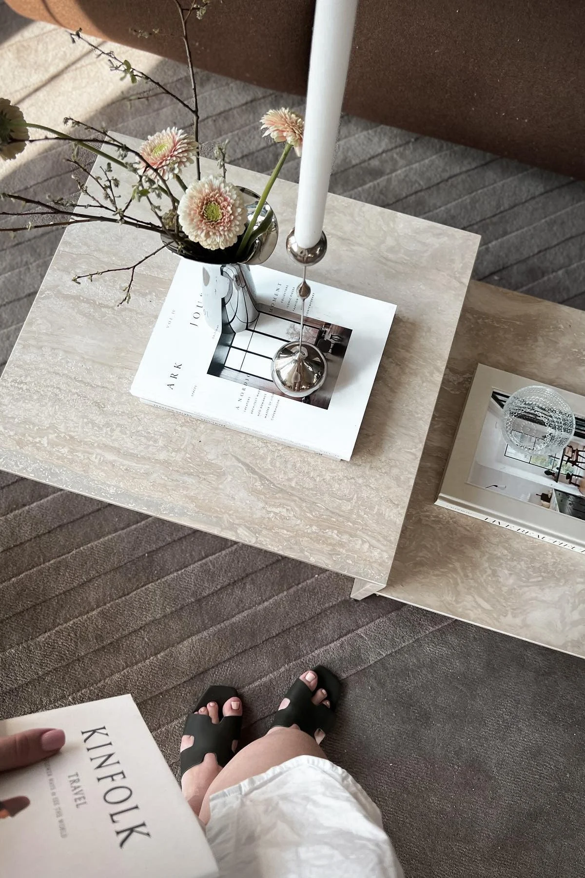 Ferm Livingin Distinct-sivupöytä on koristeltu kirjalla, Klongin Tender-kynttilänjalalla ja Bloom Botanica -maljakolla, jossa on tuoreita kukkia.