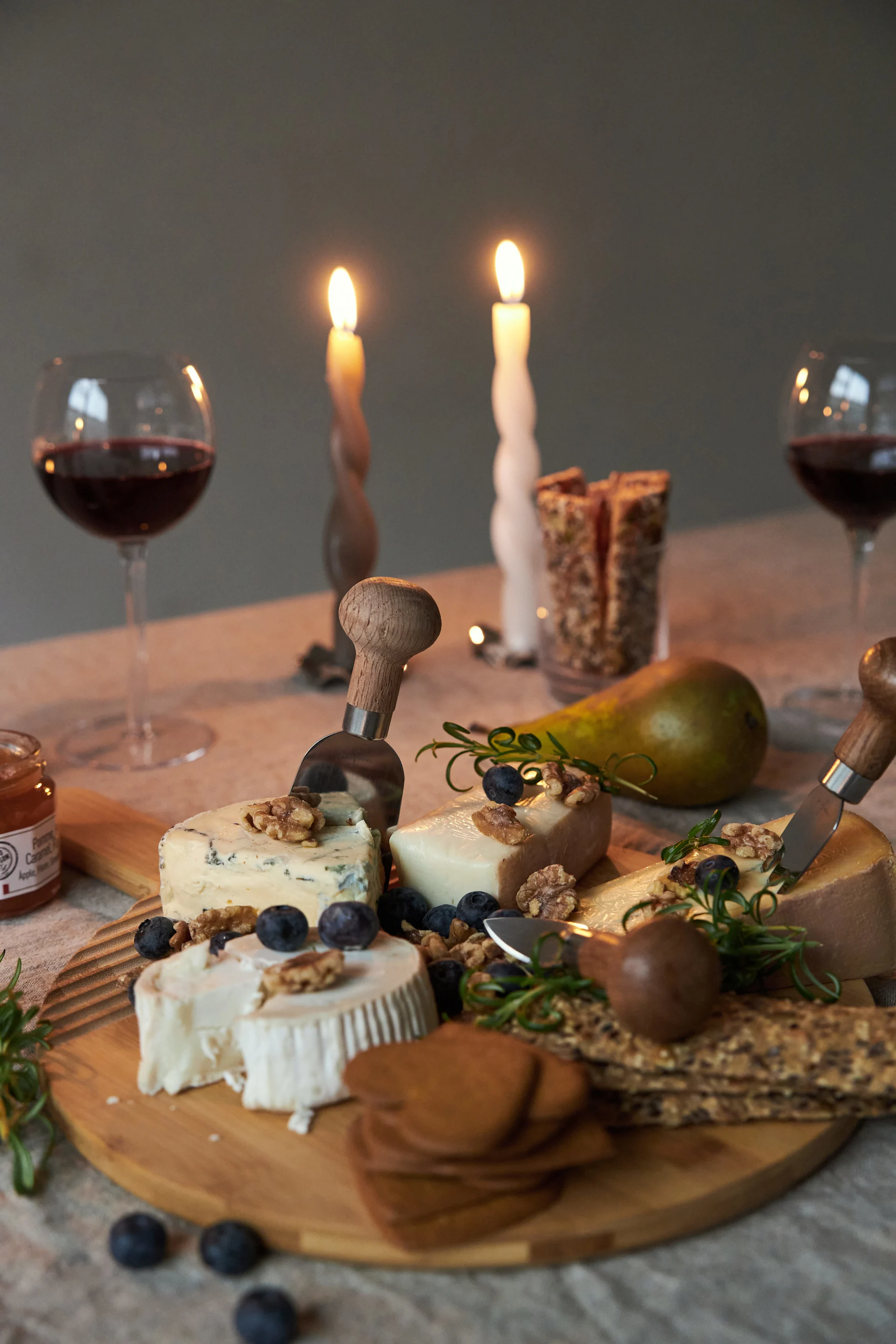 Sagaformin leikkuulauta, jolla on erilaisia juustolajeja, seisoo katetulla pöydällä.