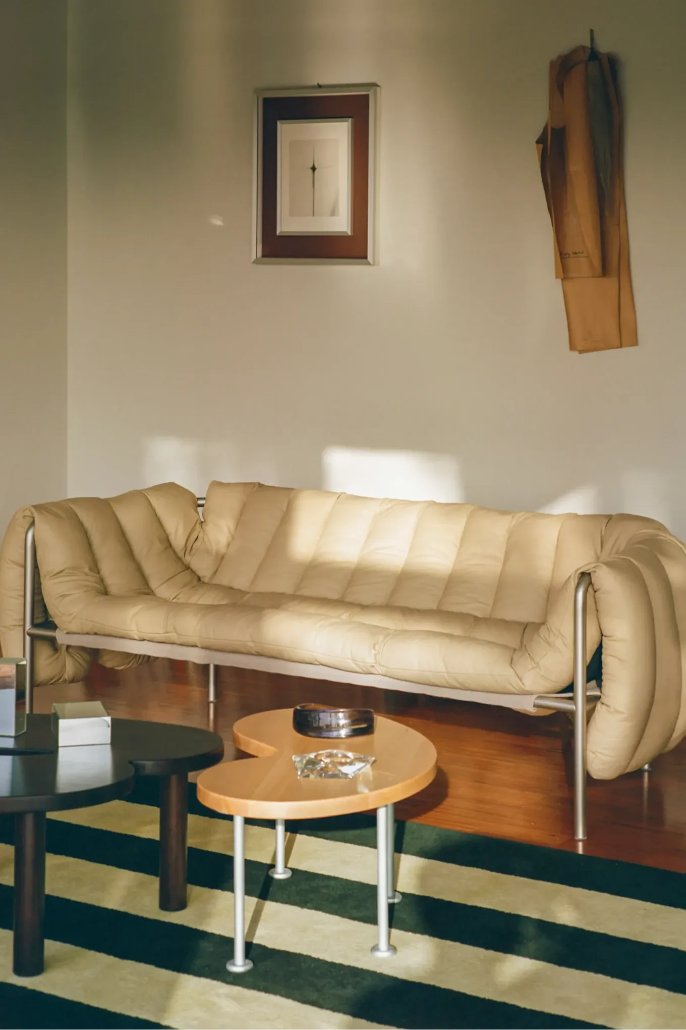 Putkimainen sohva, joka heijastaa vuoden 2026 sisustustrendejä.