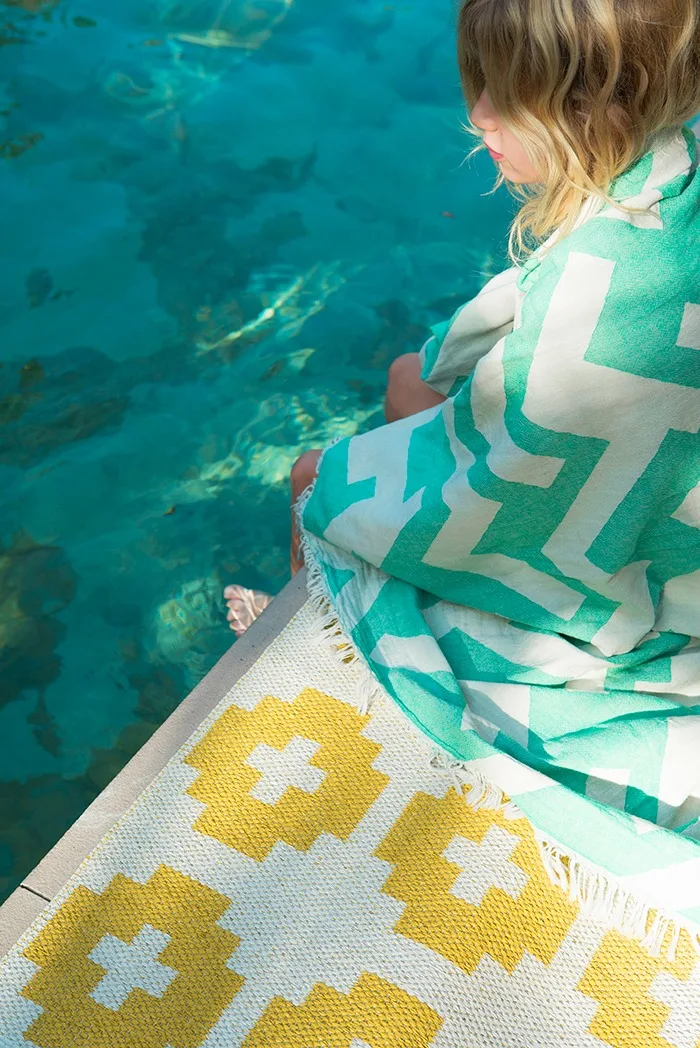 Ulkomatto: Brita Swedenin Flower-matto ei välitä kastumisesta, joten voit sijoittaa sen uima-altaan viereen ongelmitta.