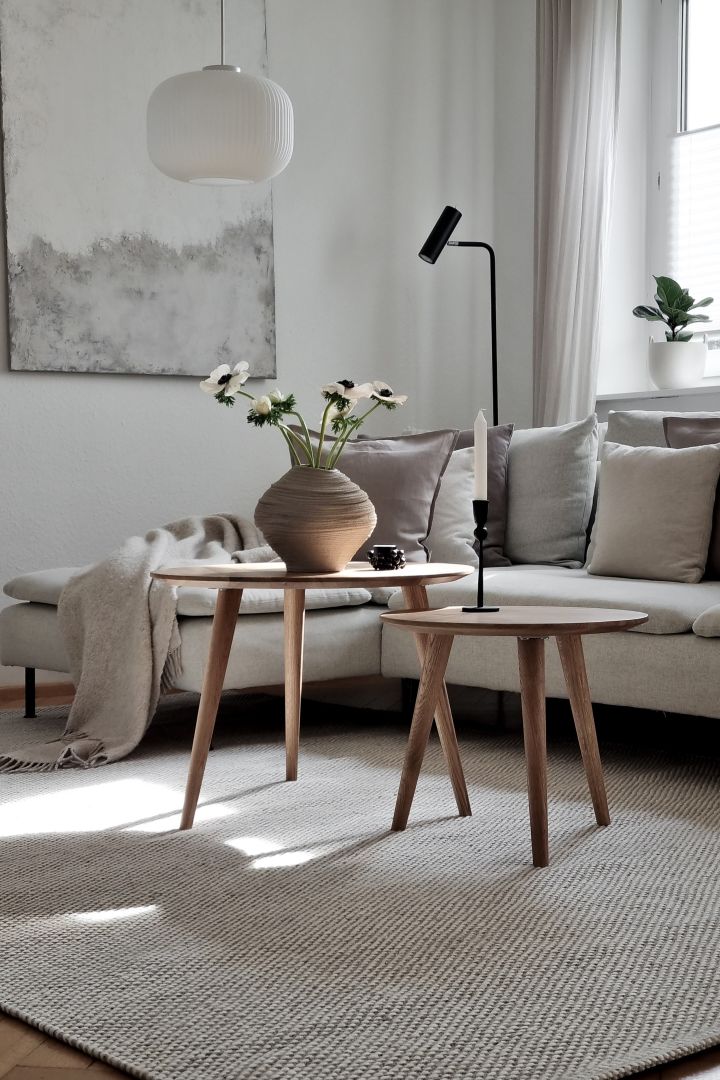 Luo viihtyisä hygge-olohuone harmaalla sävy sävyyn luonnollisilla elementeillä, kuten puisella sohvapöydällä tai villamatolla, kuten tässä. 