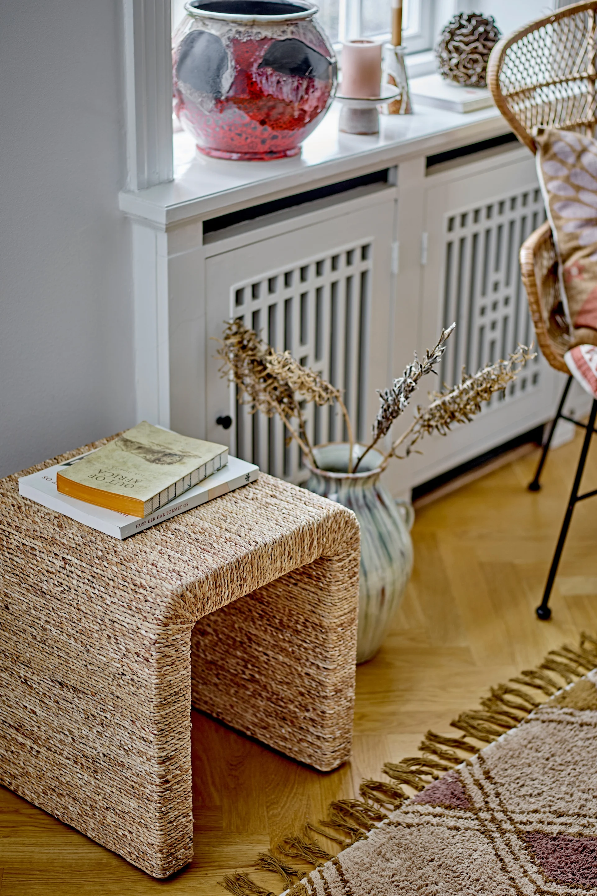 Boho-sisustus: Bloomingvillen Kien-jakkara seisoo boho-tyylisesti sisustetussa huoneessa.